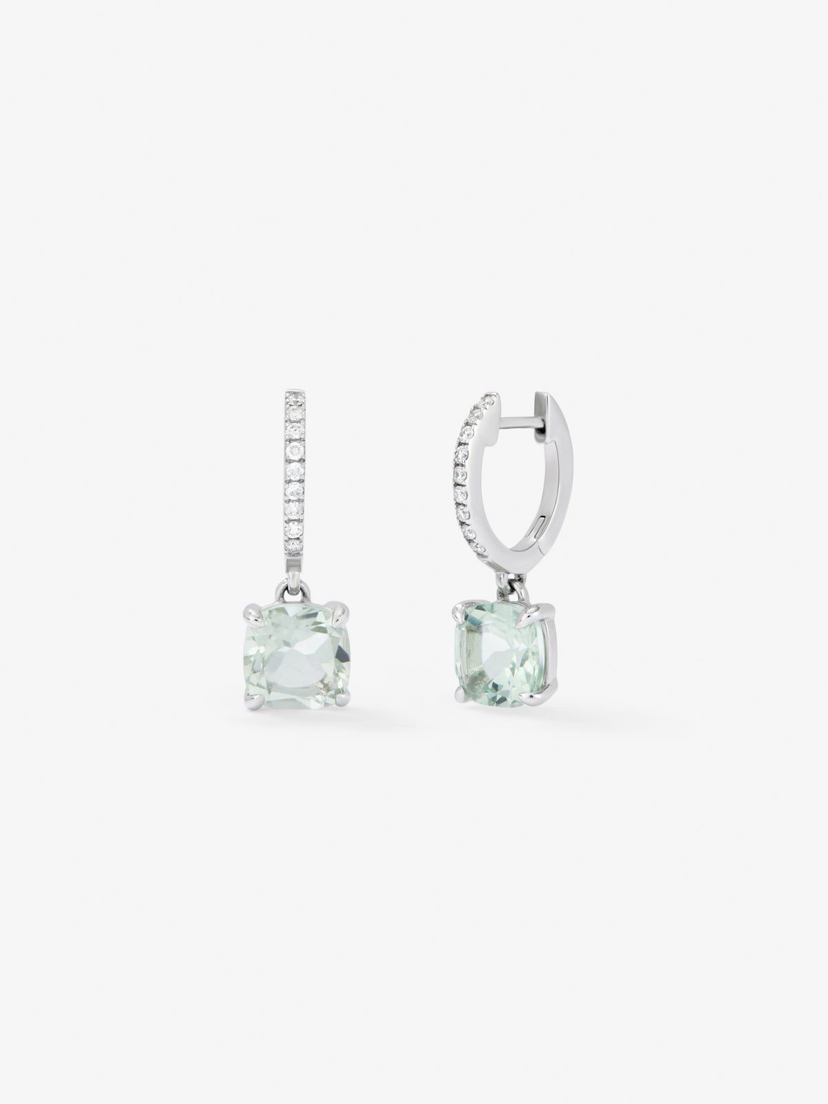Pendientes de aro de oro blanco de 18K con 2 amatistas verdes con un total de 3,27 cts y 18 diamantes con un total de 0,14 cts
