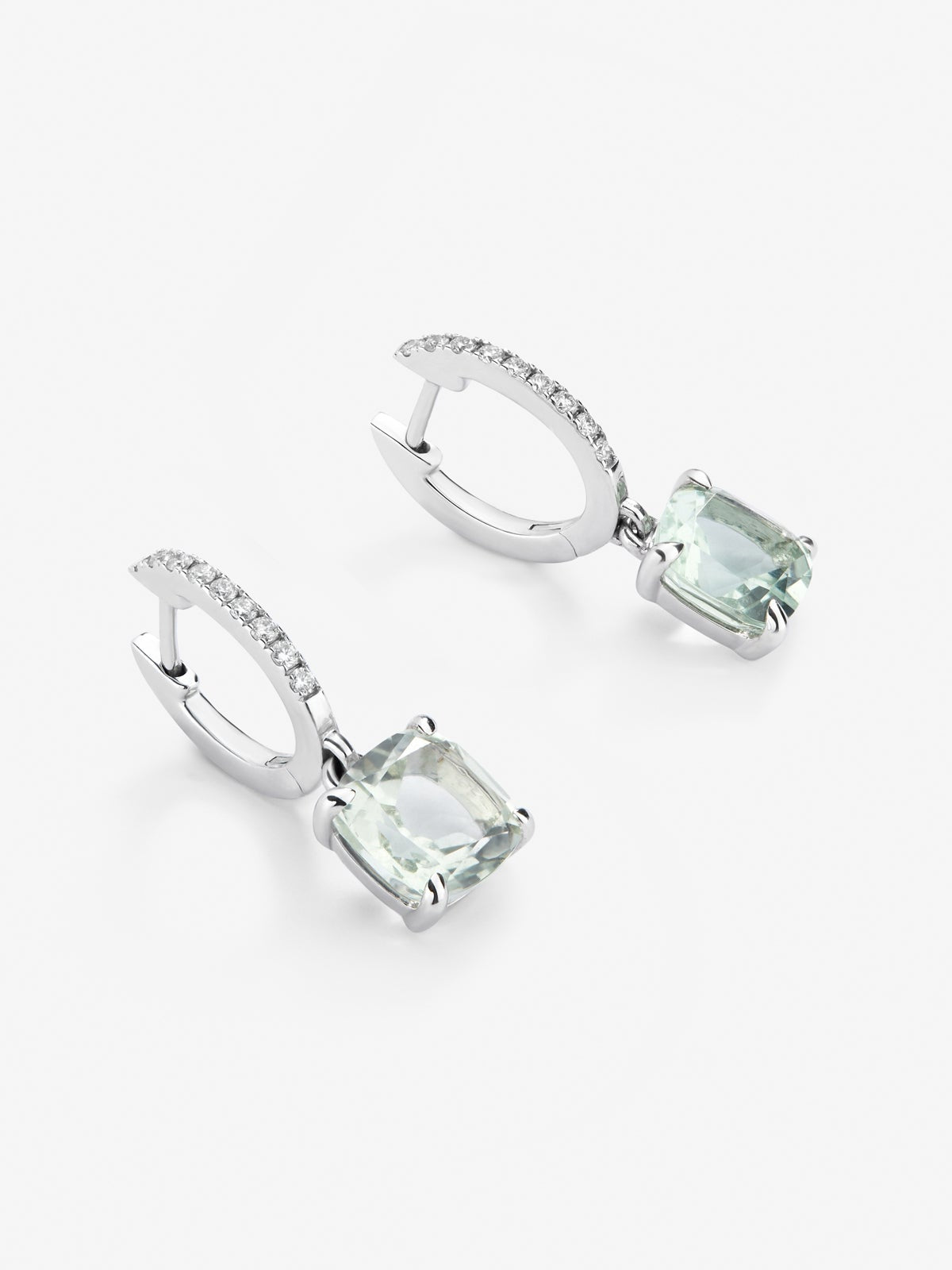 Pendientes de aro de oro blanco de 18K con 2 amatistas verdes con un total de 3,27 cts y 18 diamantes con un total de 0,14 cts