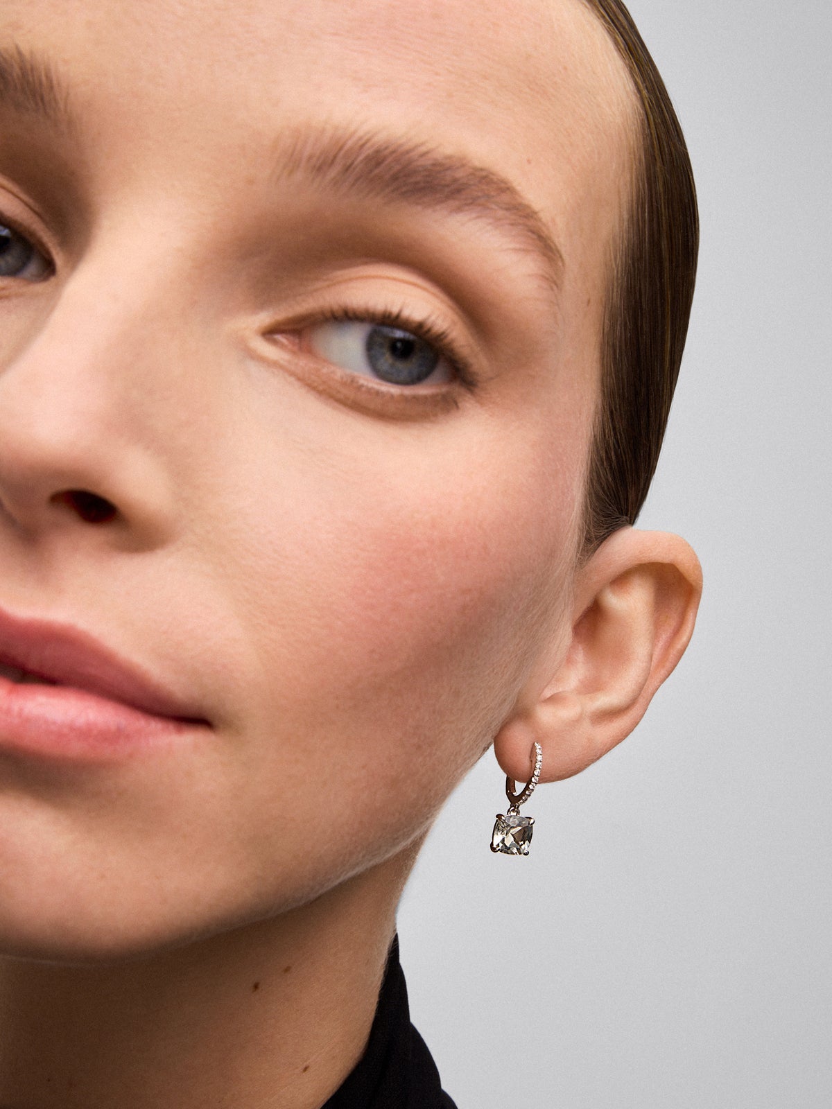 Pendientes de aro de oro blanco de 18K con 2 amatistas verdes con un total de 3,27 cts y 18 diamantes con un total de 0,14 cts