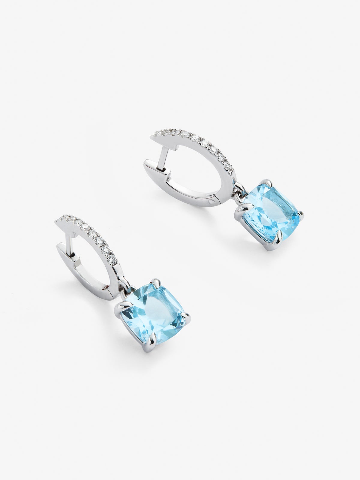 Pendientes de aro de oro blanco de 18K con 2 topacios azul sky en talla cushion con un total de 4,05 cts y 18 diamantes en talla brillante con un total de 0,14 cts