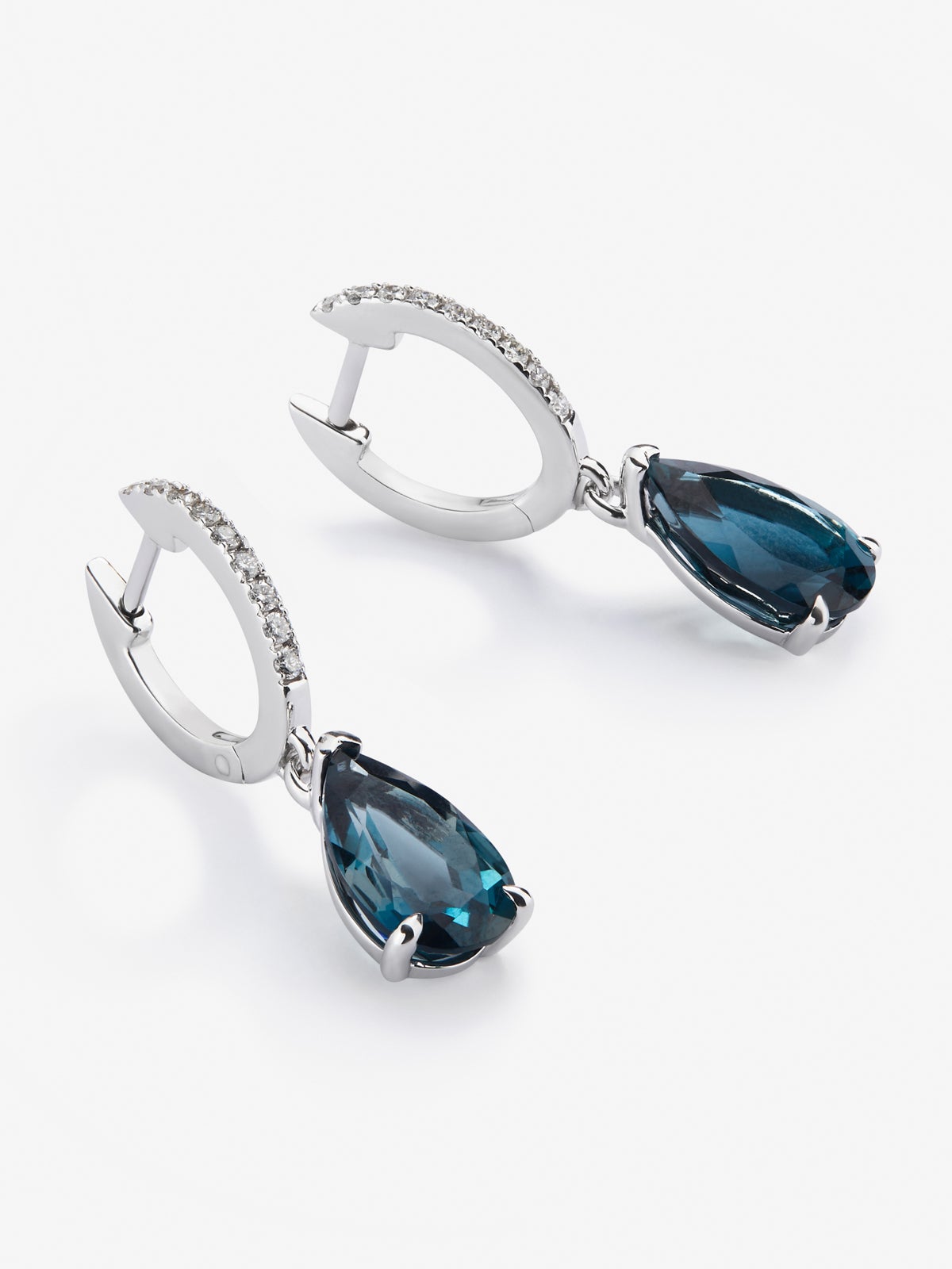 Pendientes de aro con colgante de oro blanco de 18K con topacio y diamante