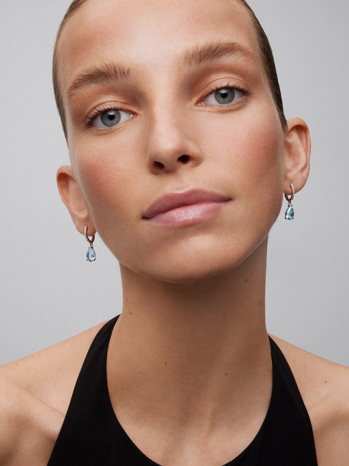 Pendientes de aro con colgante de oro blanco de 18K con topacio y diamante