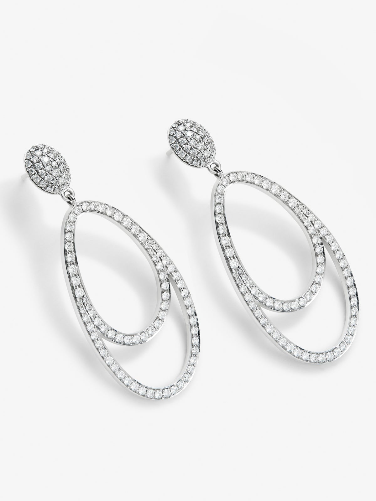 Pendientes de oro blanco de 18K con 210 diamantes en talla brillante con un total de 1,75 cts