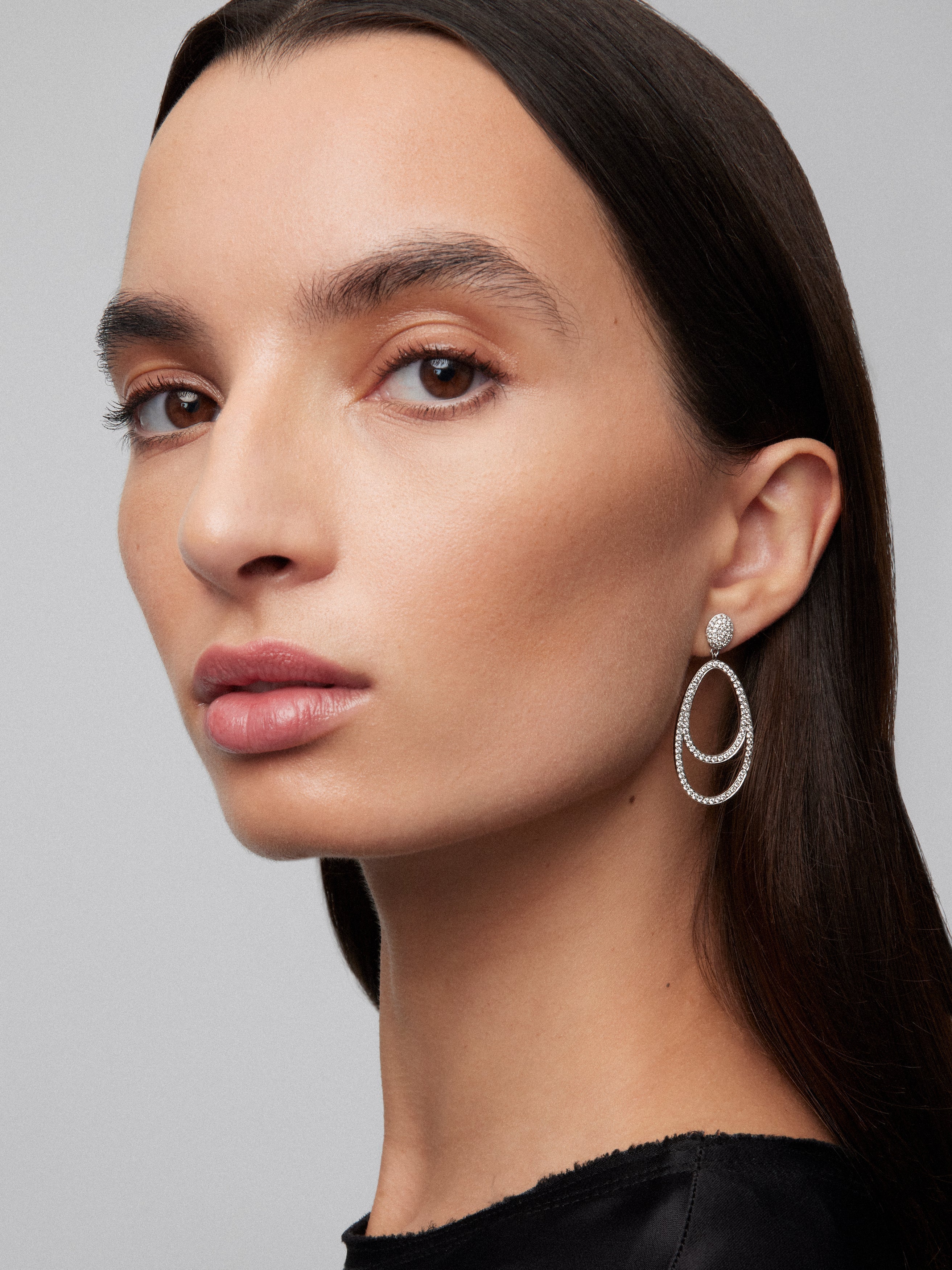Pendientes de oro blanco de 18K con 210 diamantes en talla brillante con un total de 1,75 cts