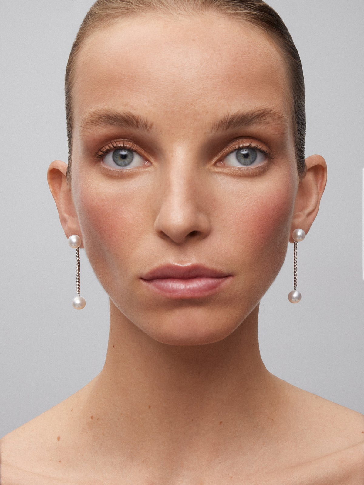 Pendientes colgante largo de oro blanco de 18K con diamante y perla