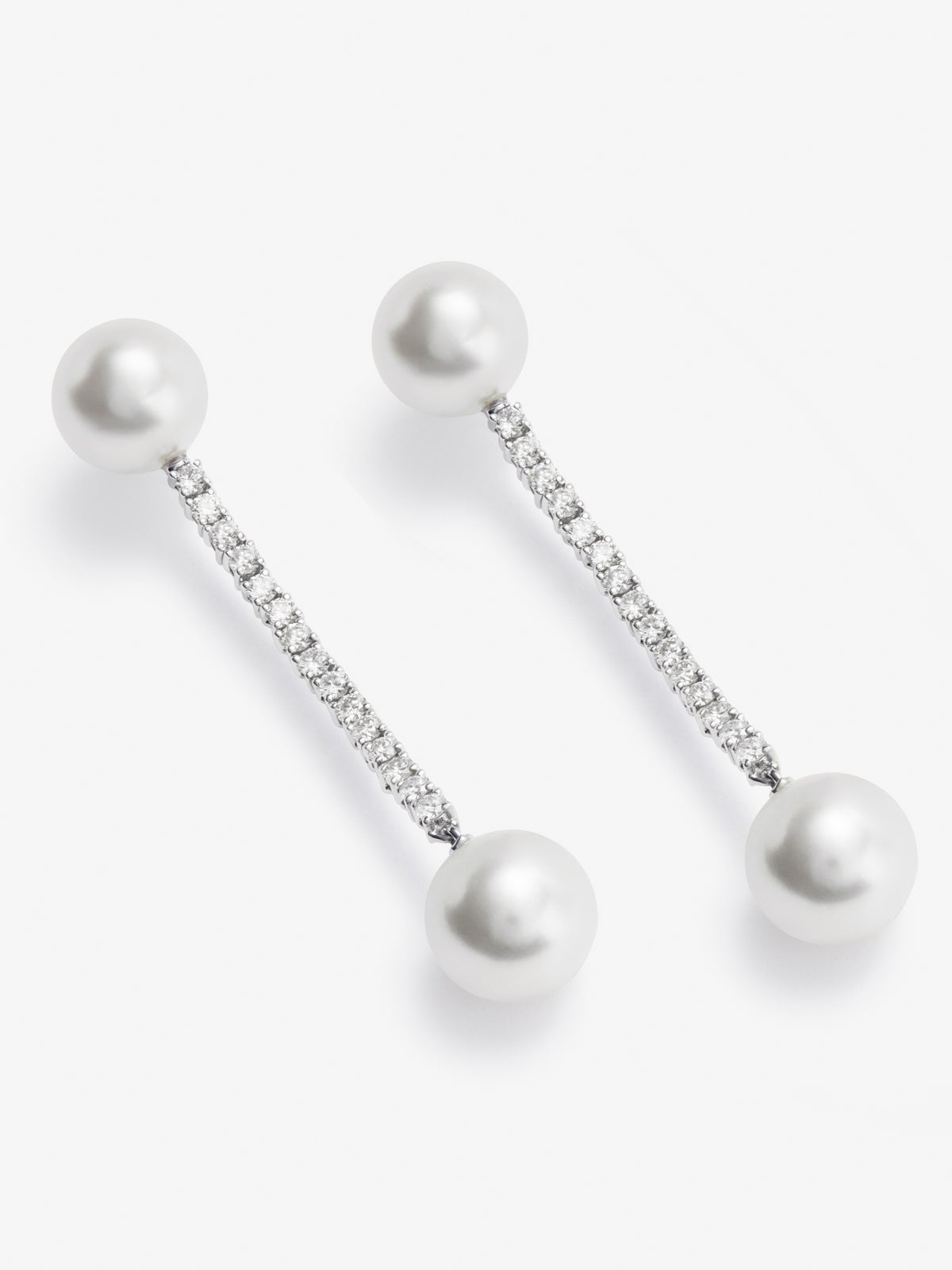 Pendientes colgante largo de oro blanco de 18K con diamante y perla