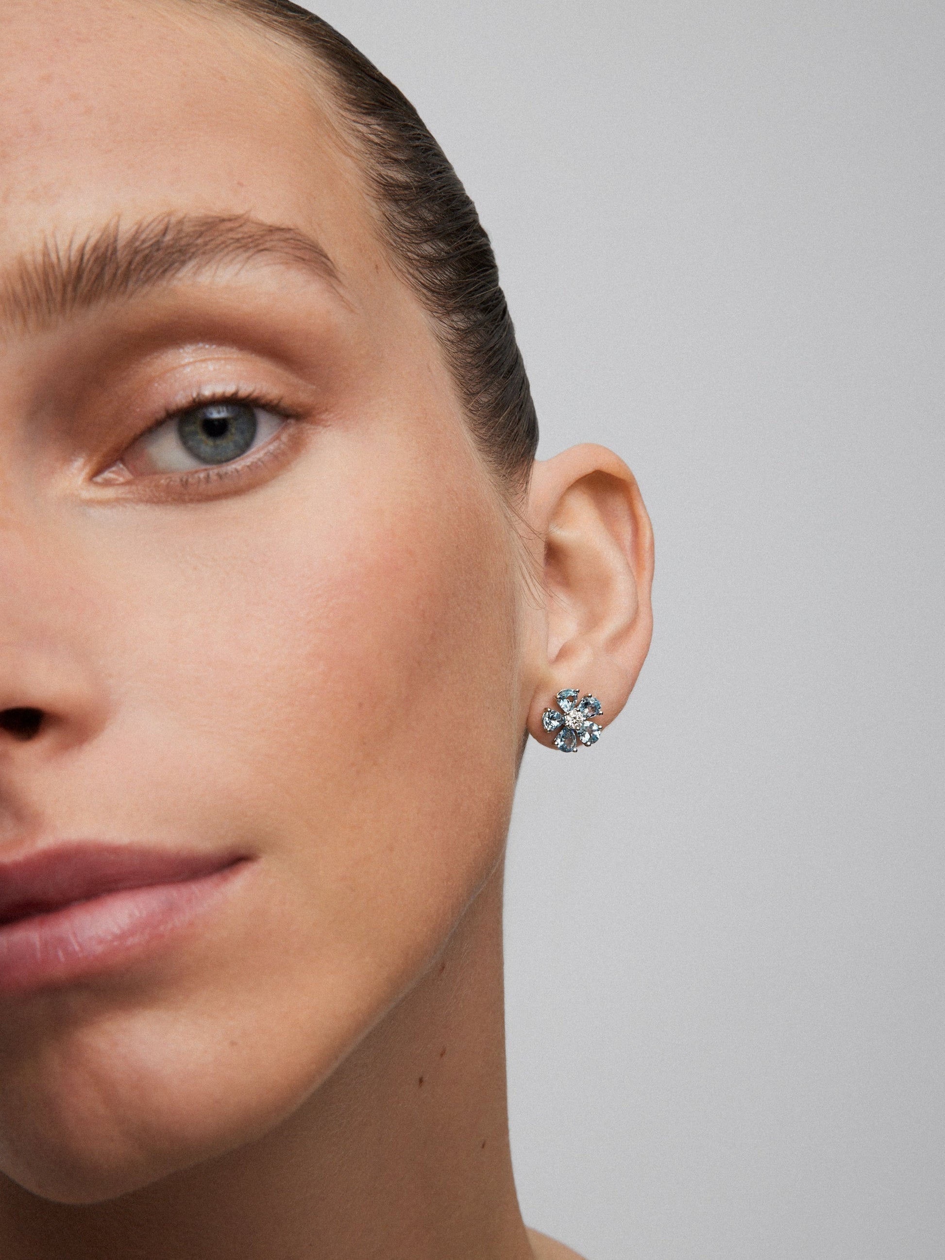 Pendientes de oro blanco de 18K con aguamarinas en talla pera de 2,5 cts y diamantes en talla brillante de 0,3 cts con forma de flor