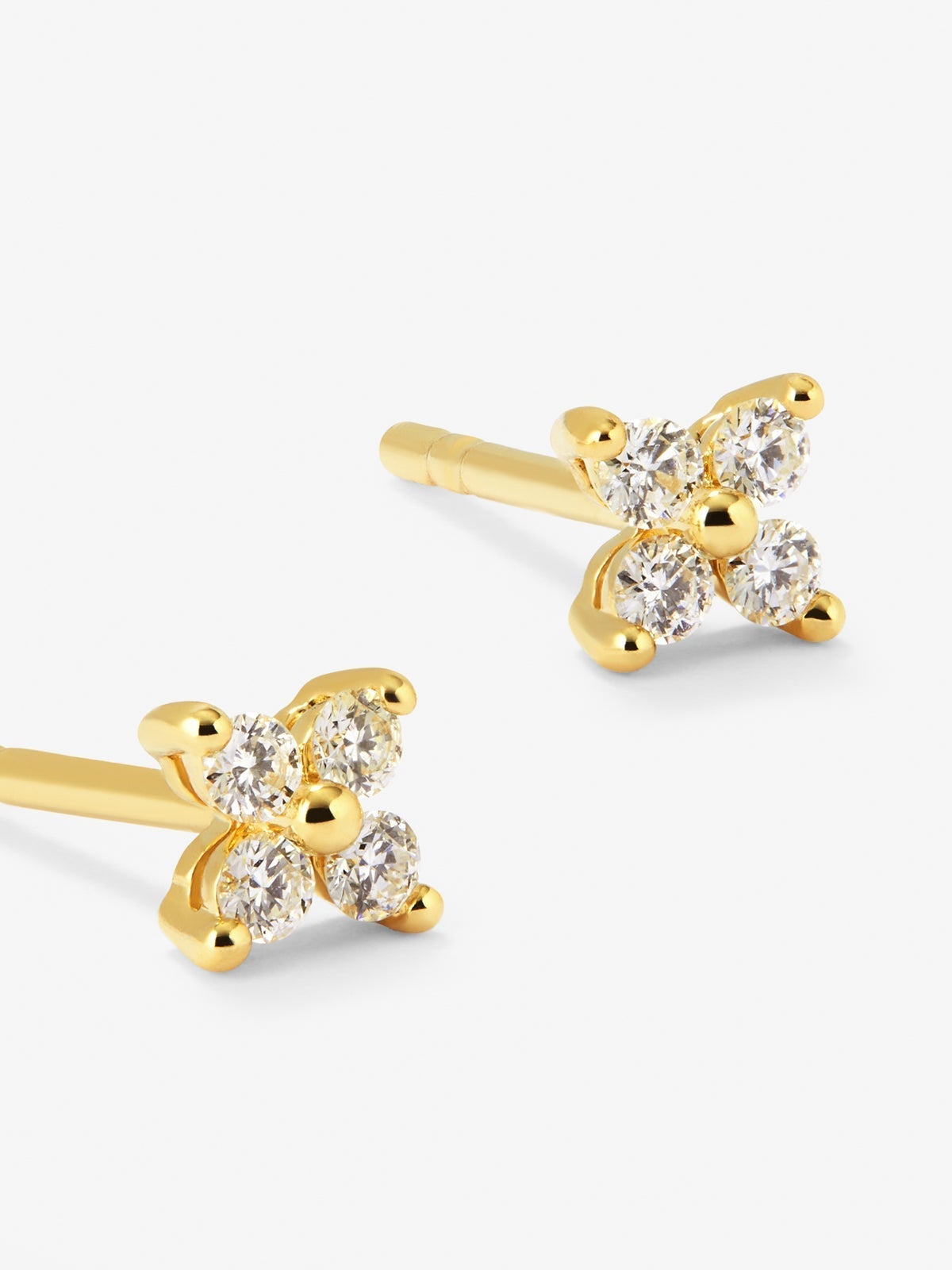 Pendientes de oro amarillo de 18K con diamantes blancos en talla brillante de 0,16 cts