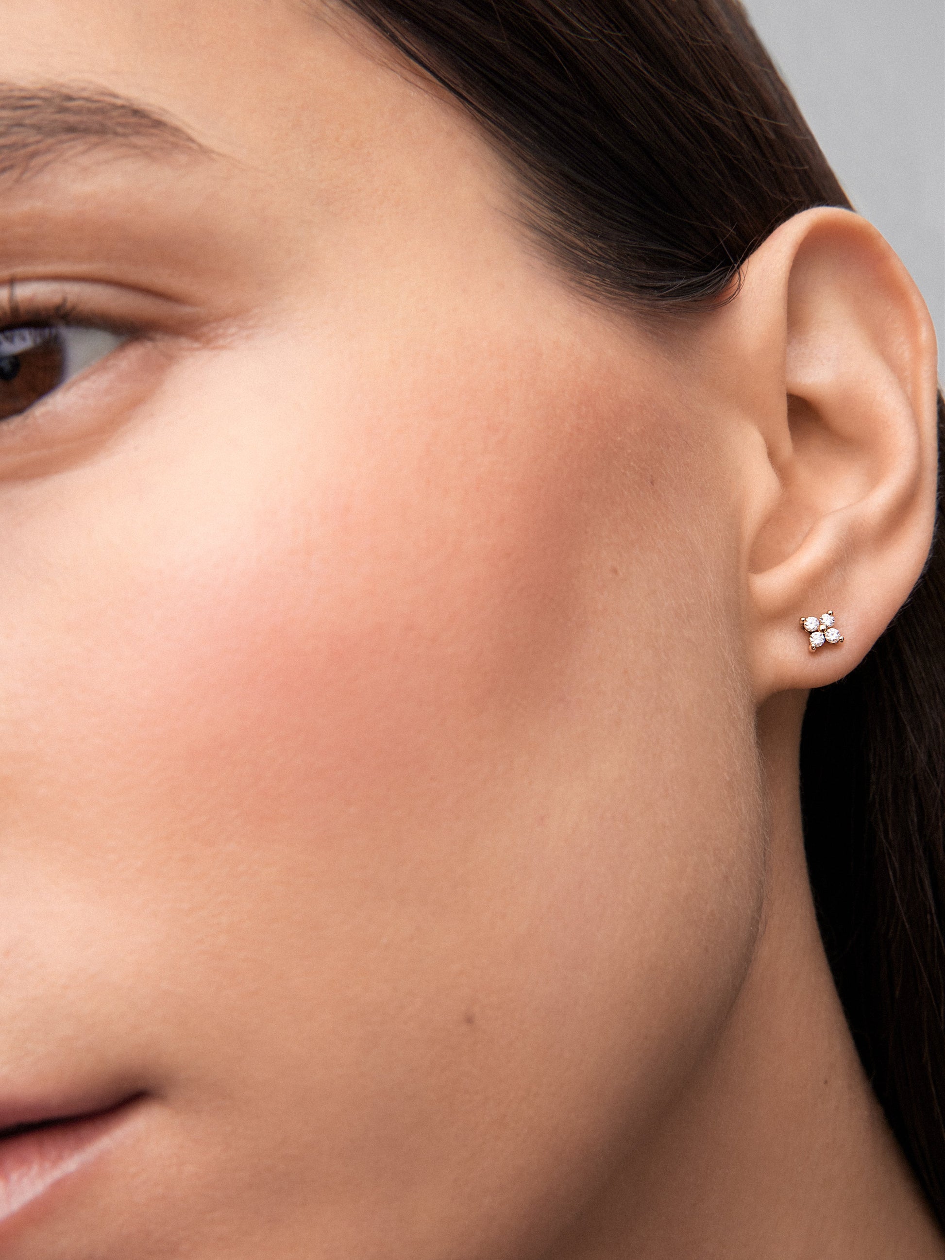 Pendientes de oro amarillo de 18K con diamantes blancos en talla brillante de 0,16 cts