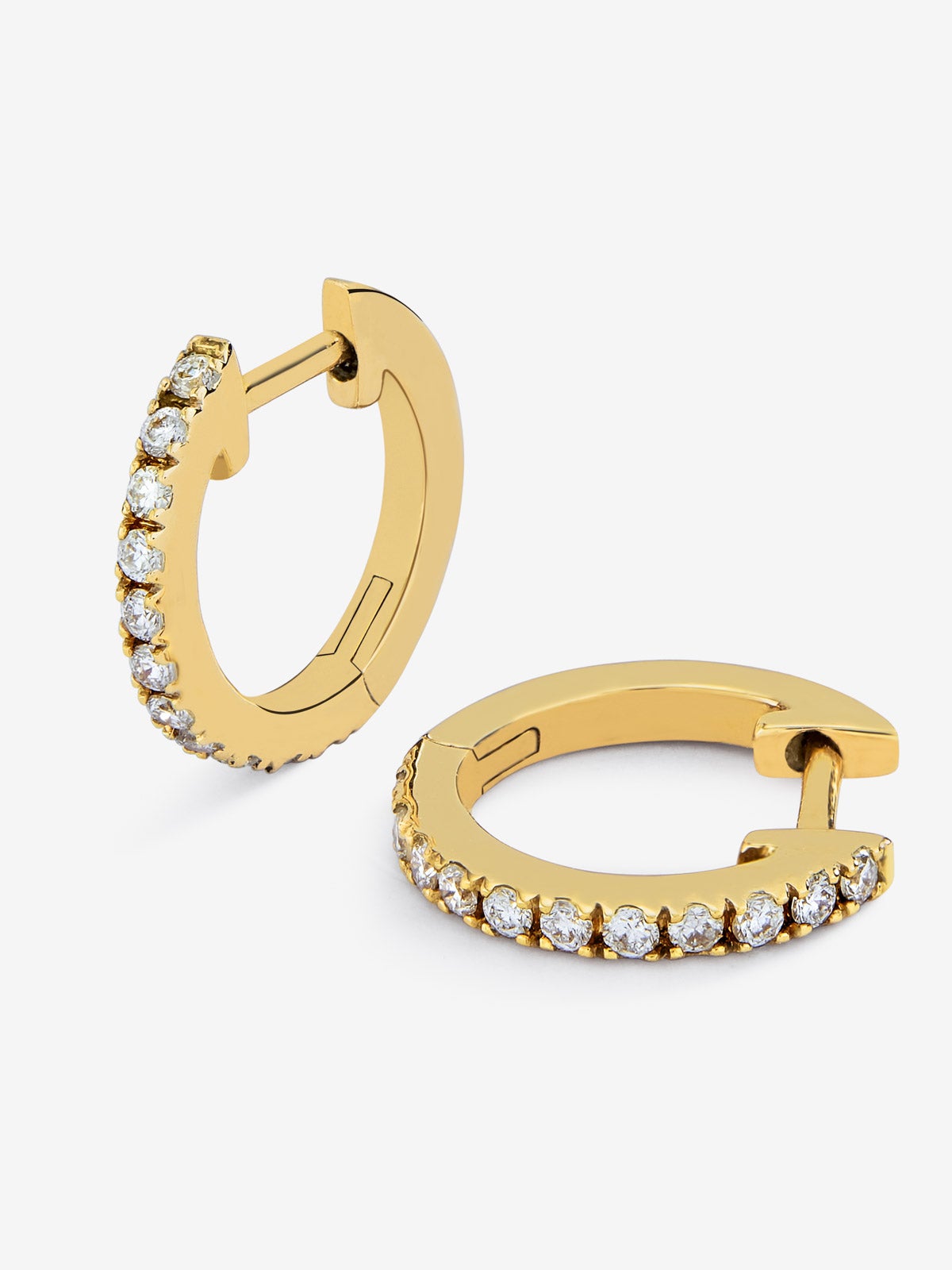 Pendientes aro pequeño de oro amarillo de 18K con 22 diamantes en talla brillante con un total de 0,13 cts