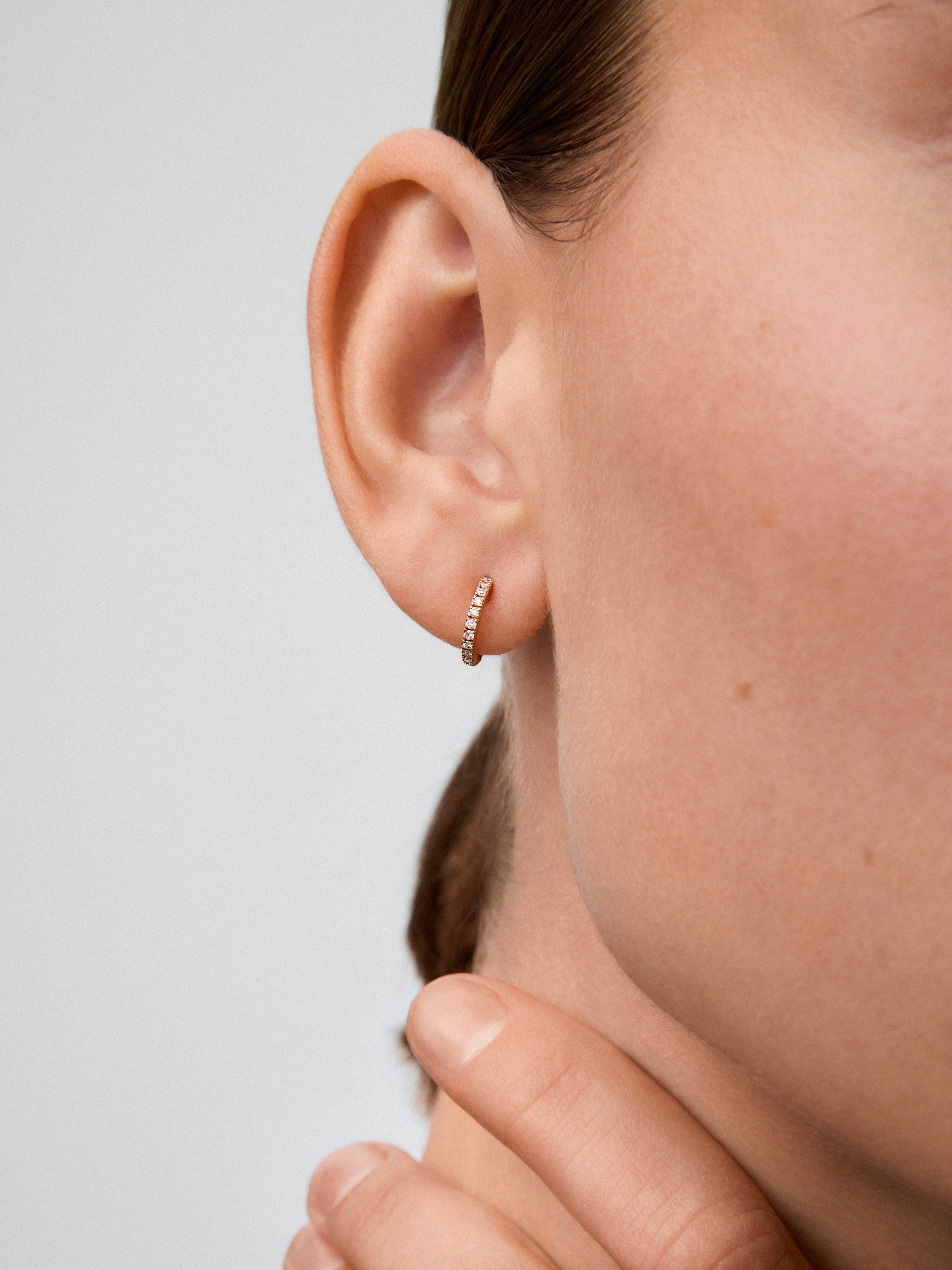 Pendientes aro pequeño de oro amarillo de 18K con 22 diamantes en talla brillante con un total de 0,13 cts