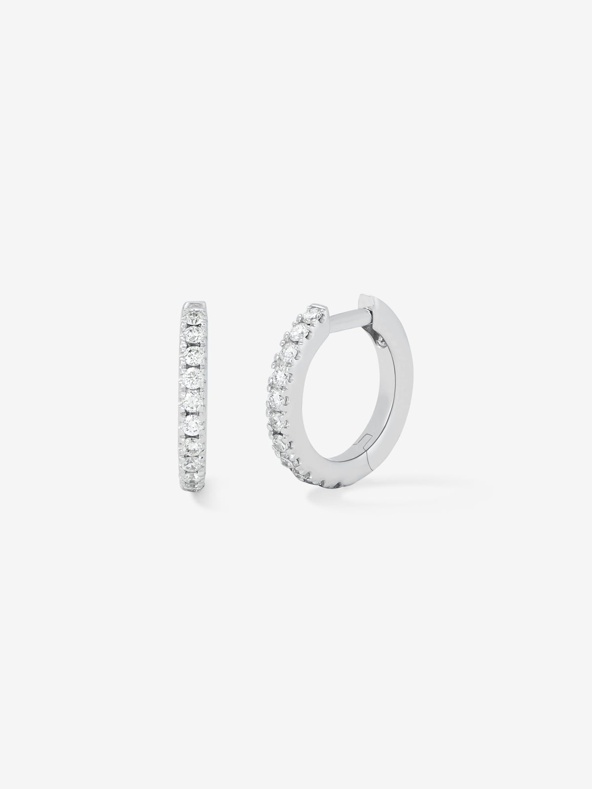 Pendientes de aro de oro blanco de 18K con 22 diamantes en talla brillante con un total de 0,13 cts