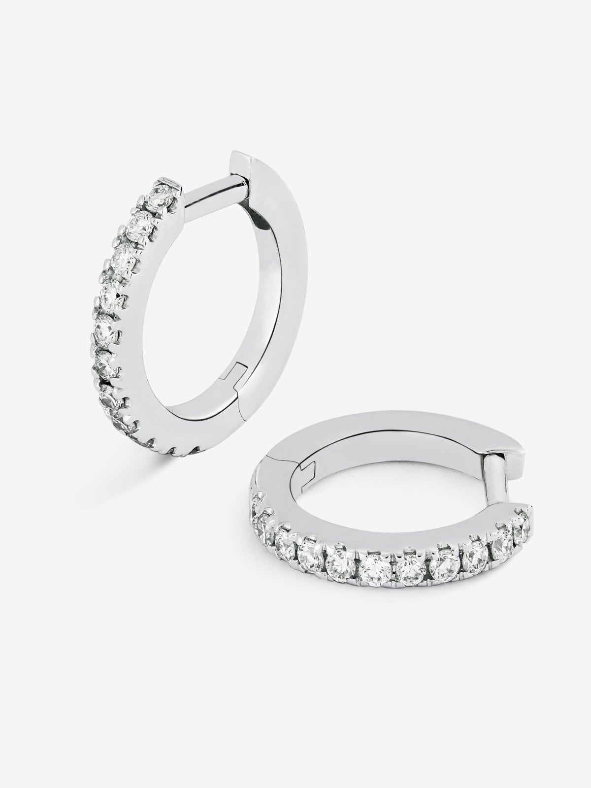 Pendientes de aro de oro blanco de 18K con 22 diamantes en talla brillante con un total de 0,13 cts
