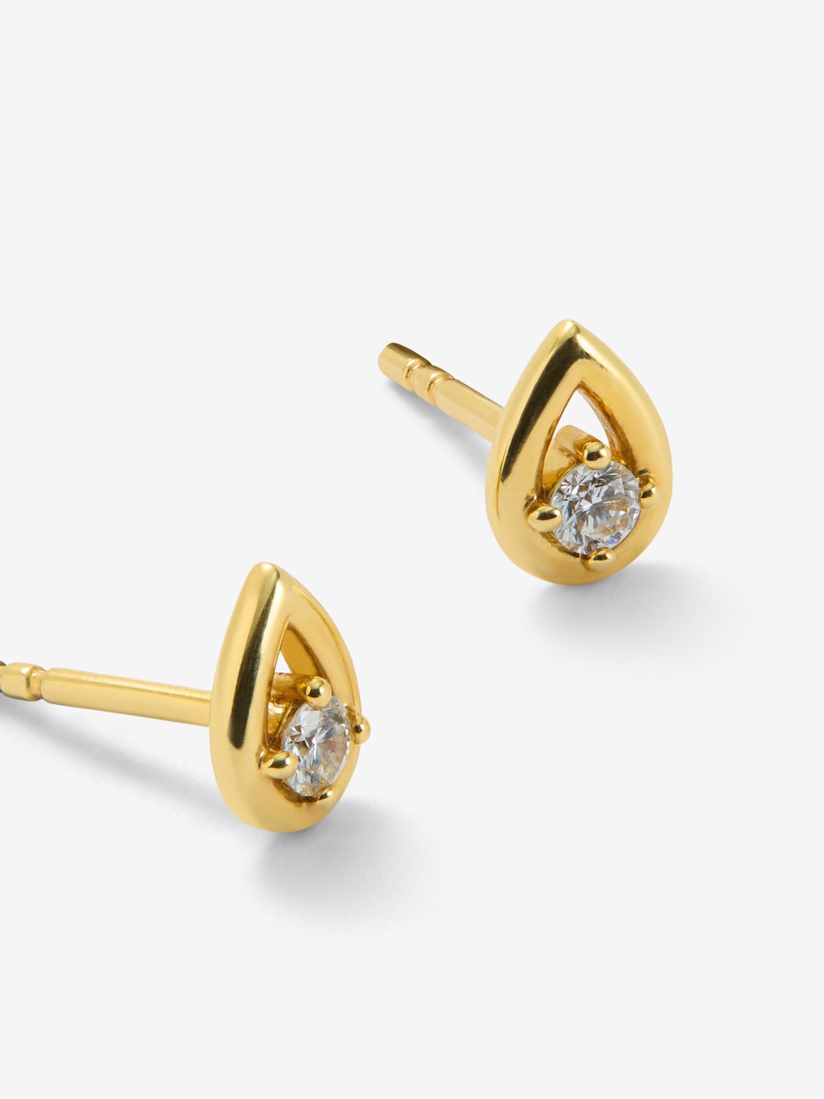 Pendientes de oro amarillo de 18K con 2 diamantes en talla brillante con un total de 0,12 cts