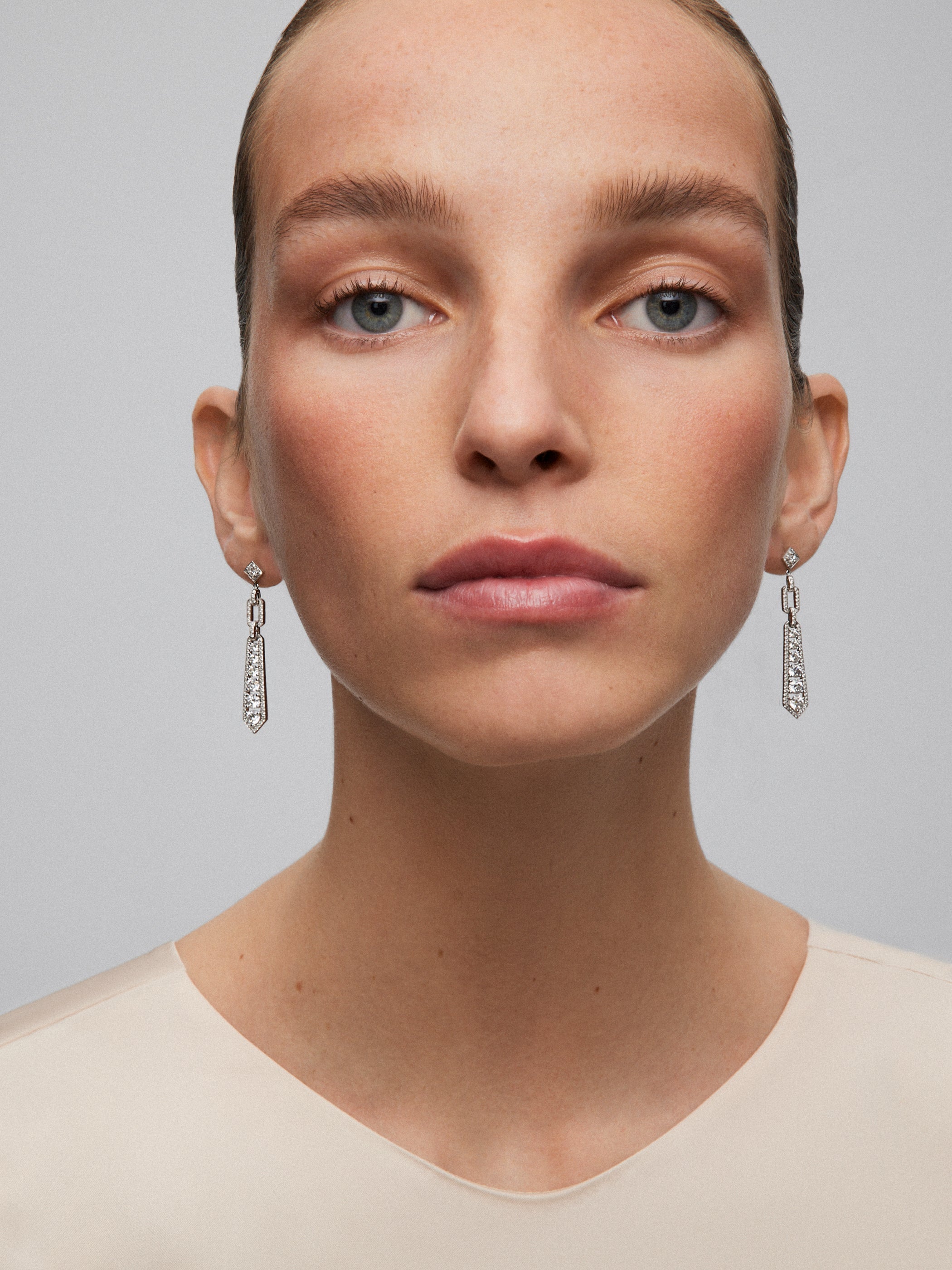 Pendientes de aro de oro blanco de 18K con diamantes en talla princesa y brillante de 3,12 cts