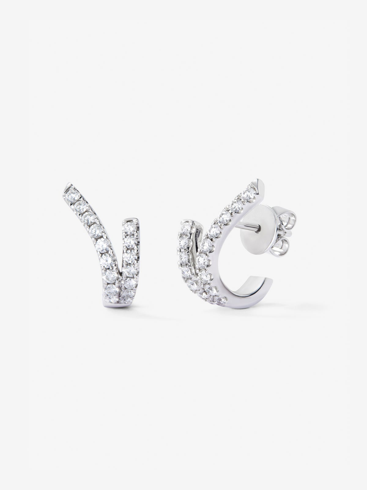 Pendientes de oro blanco de 18K con 32 diamantes en talla brillante con un total de 0,56 cts