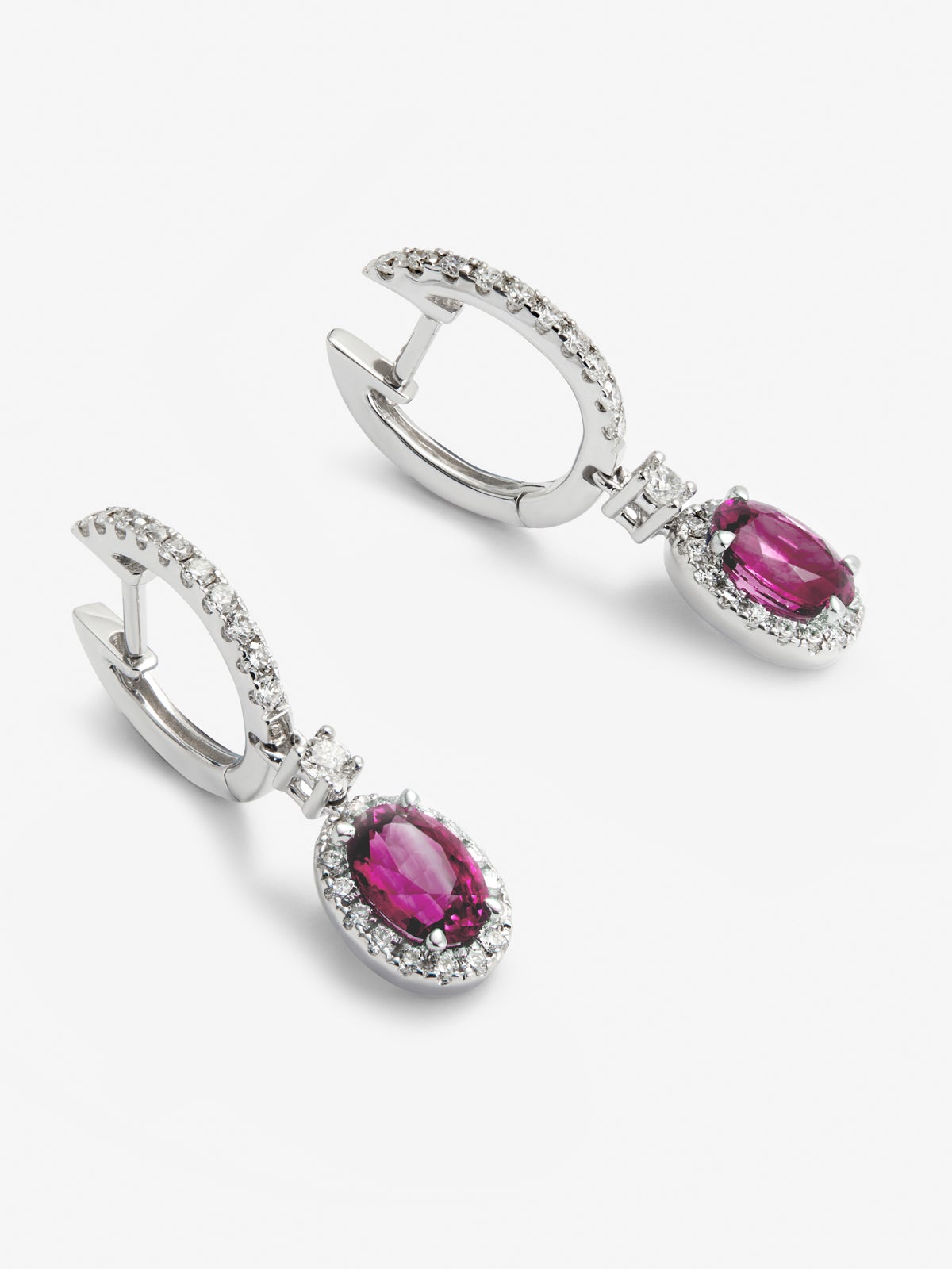 Pendientes de oro blanco de 18K con zafiro rosa