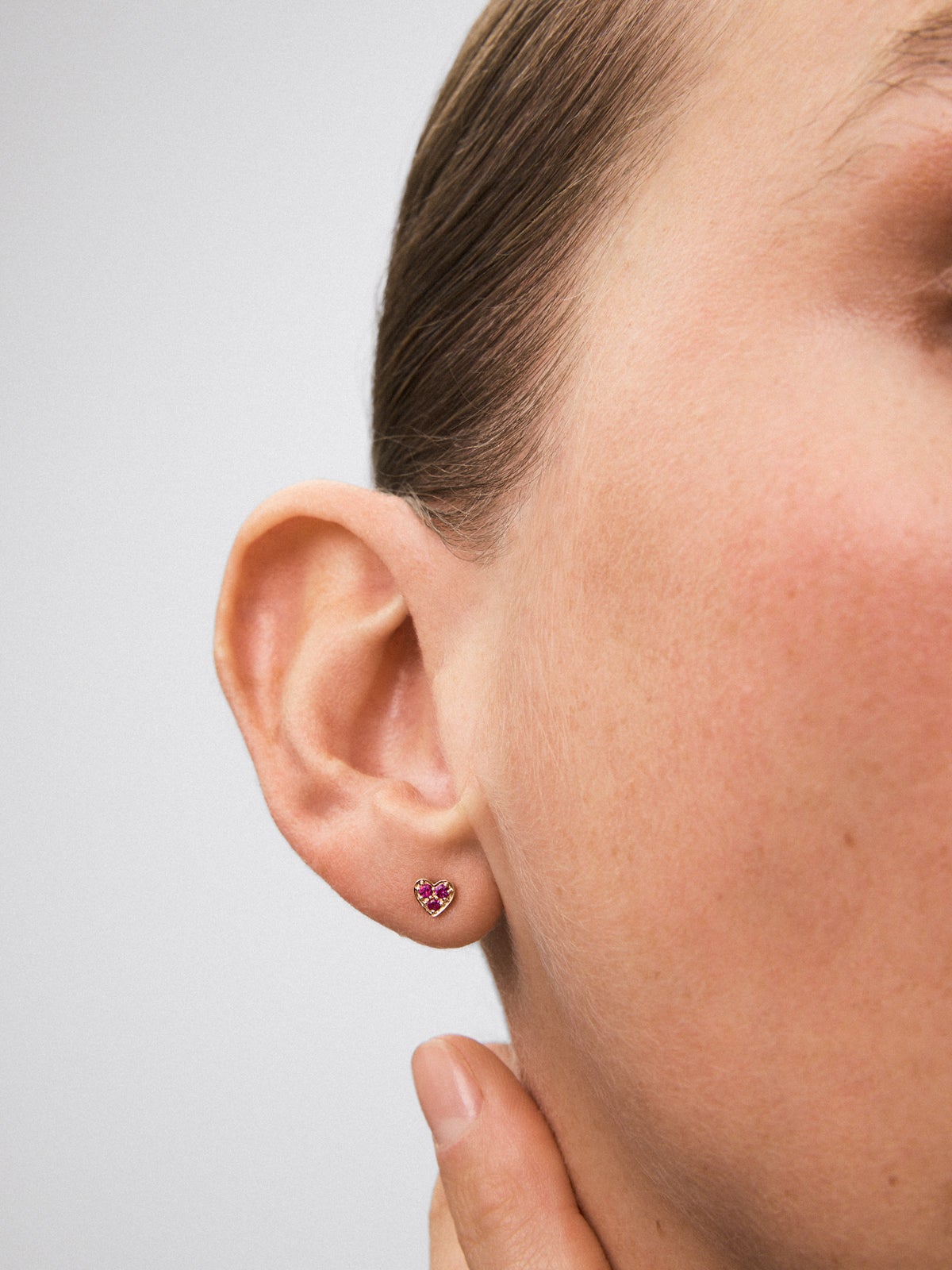 Pendientes de oro rosa de 18K con pavé de zafiros rosas en talla brillante con un total de 0,17 cts