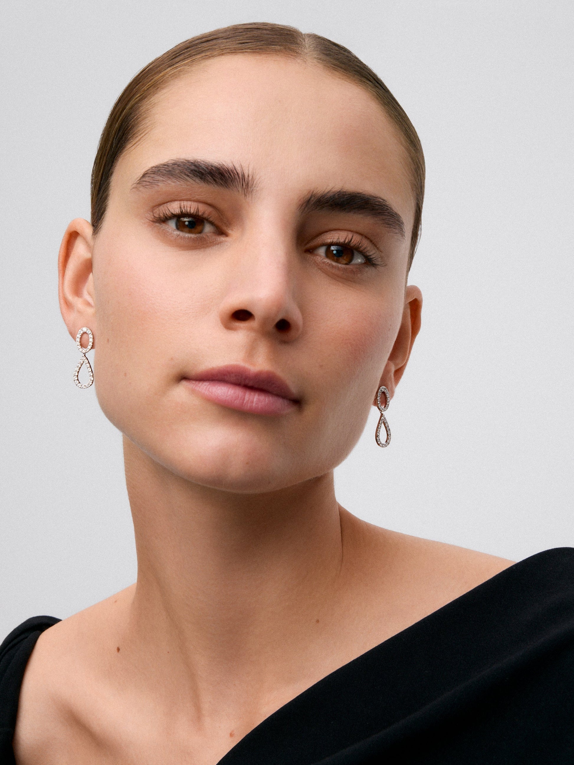 Pendientes de aro doble ovalados de oro blanco de 18kt con diamantes