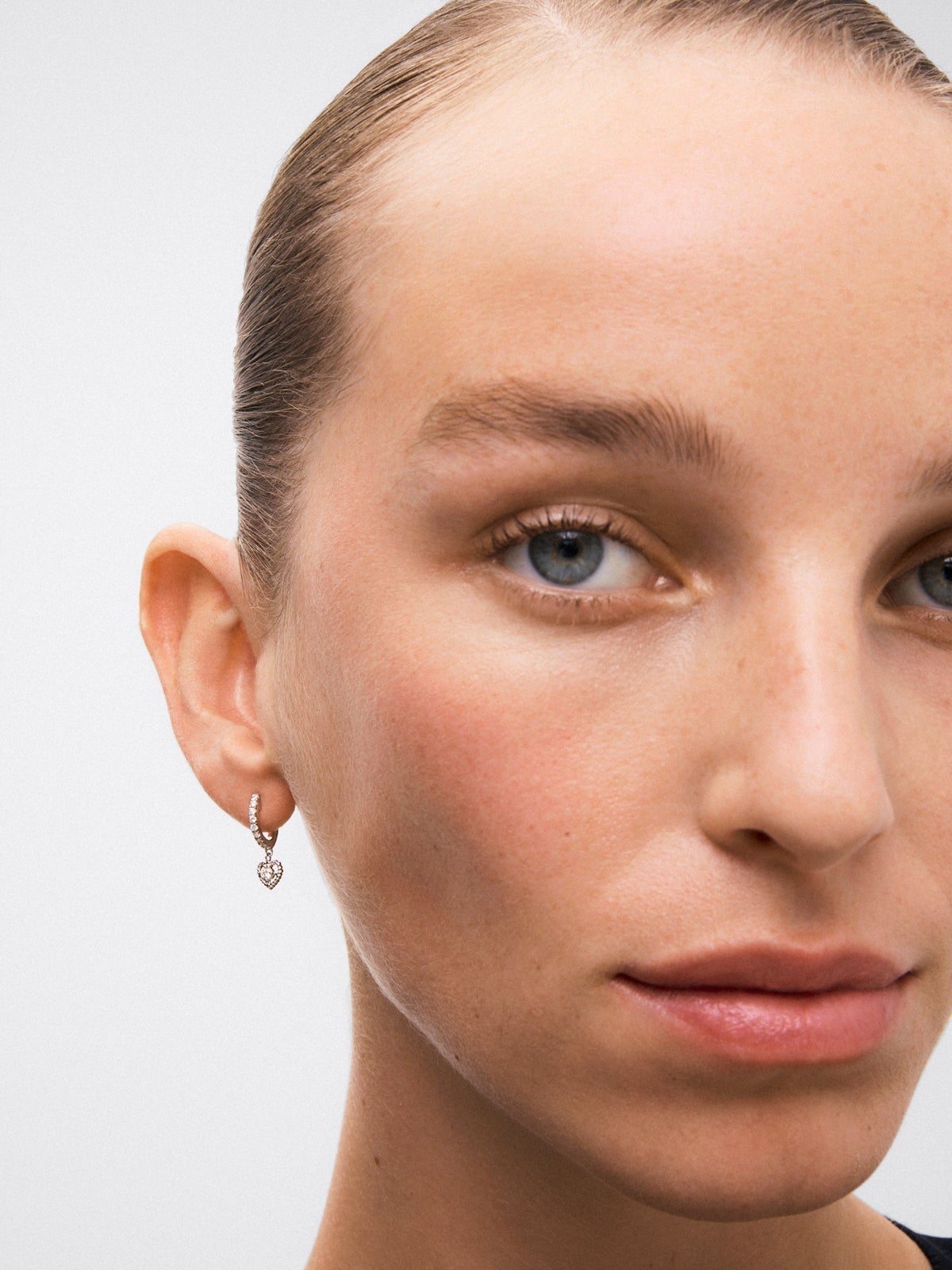 Pendientes de oro blanco de 18K con 20 diamantes en talla brillante con un total de 0,33 cts