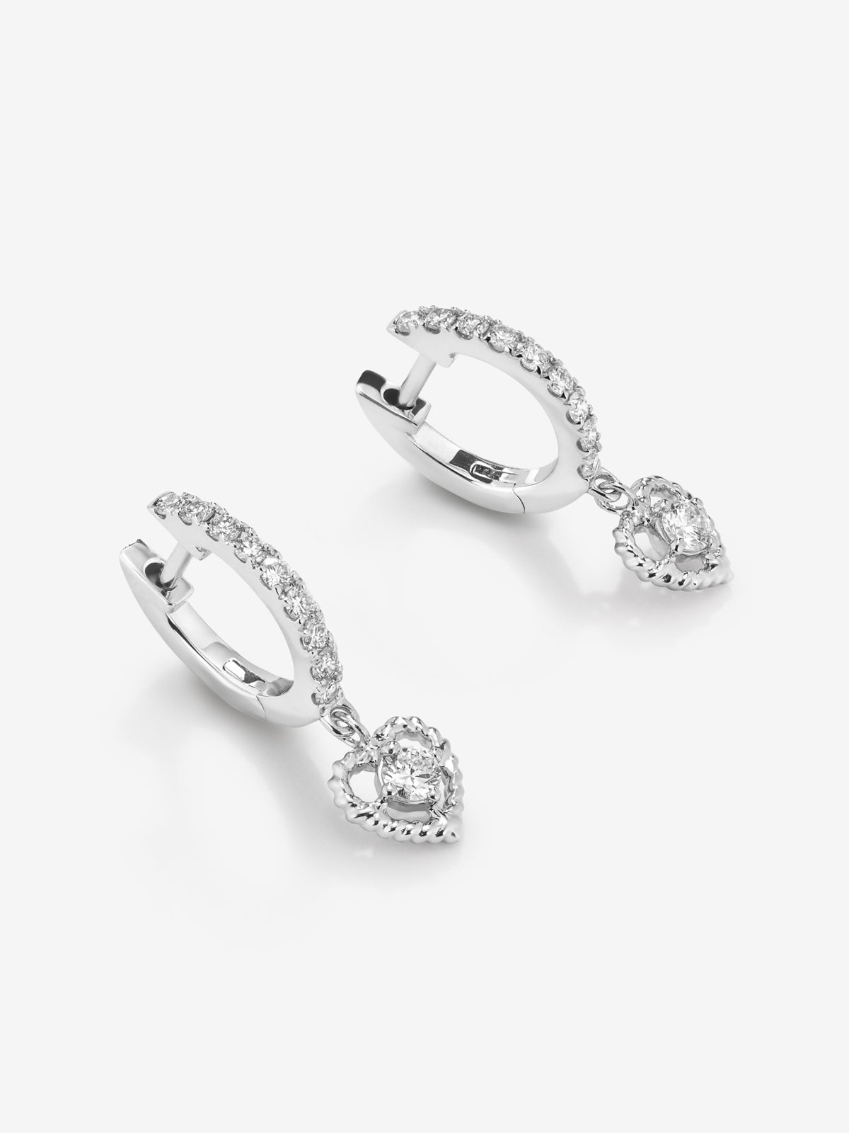 Pendientes de oro blanco de 18K con 20 diamantes en talla brillante con un total de 0,33 cts