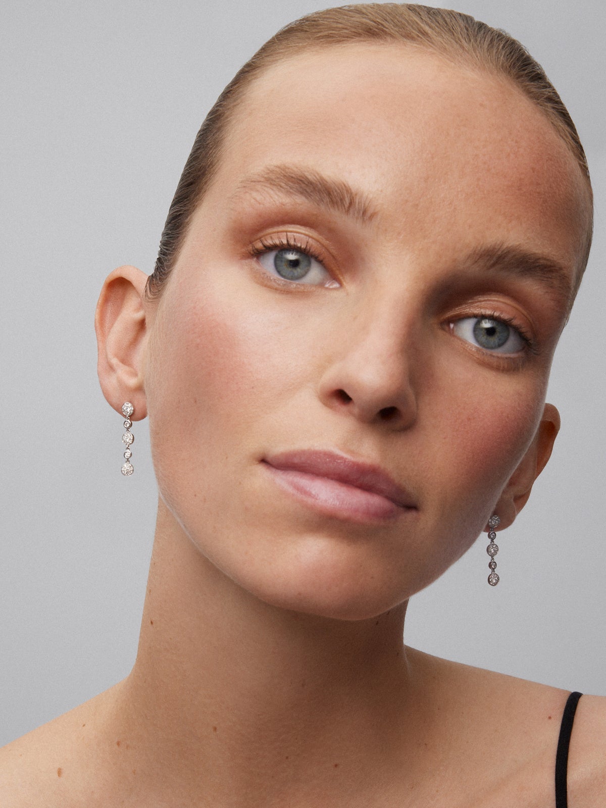 Pendientes de oro blanco de 18K con 10 diamantes en talla brillante de 0,7 cts