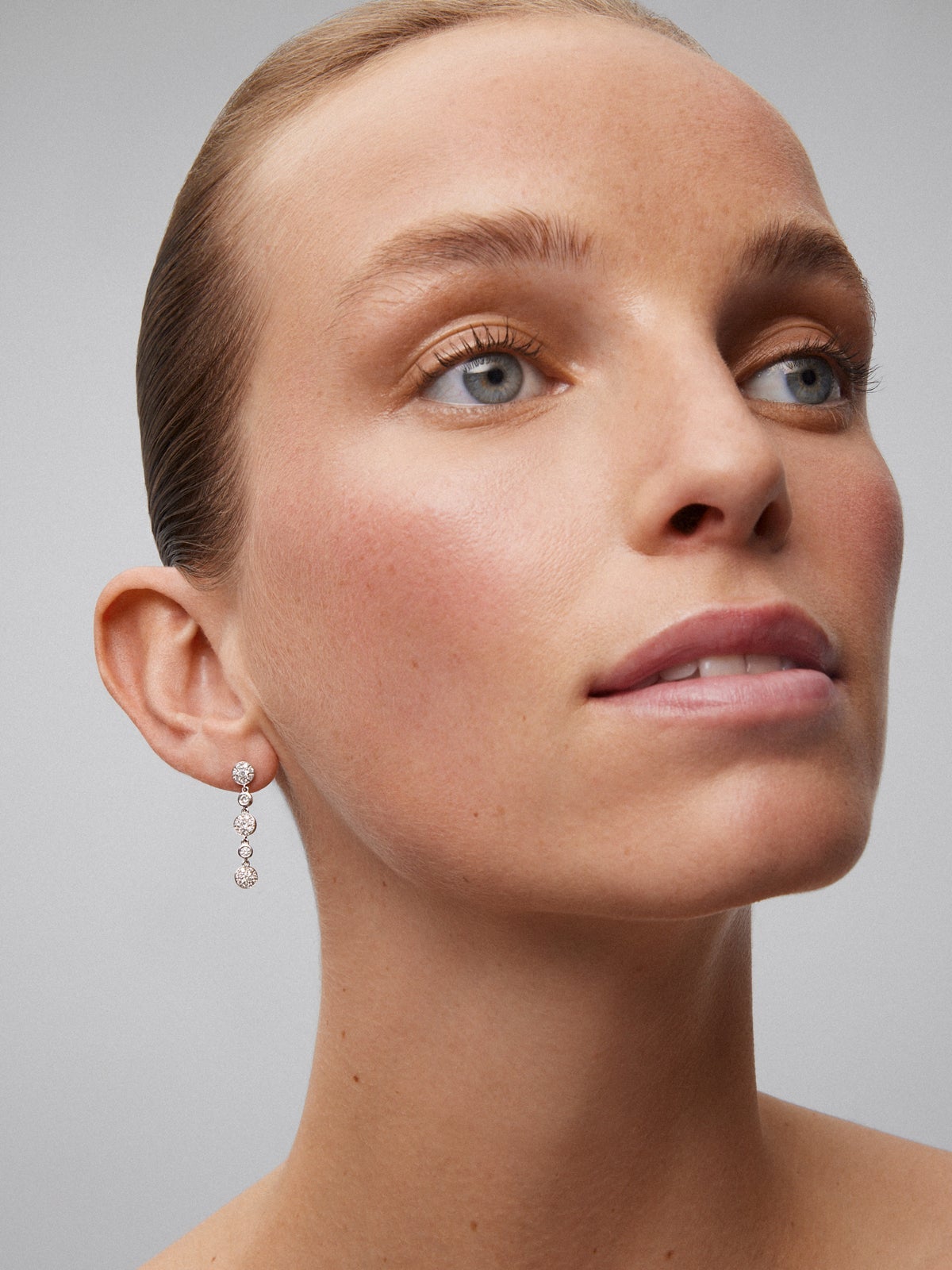 Pendientes de oro blanco de 18K con 10 diamantes en talla brillante de 0,7 cts