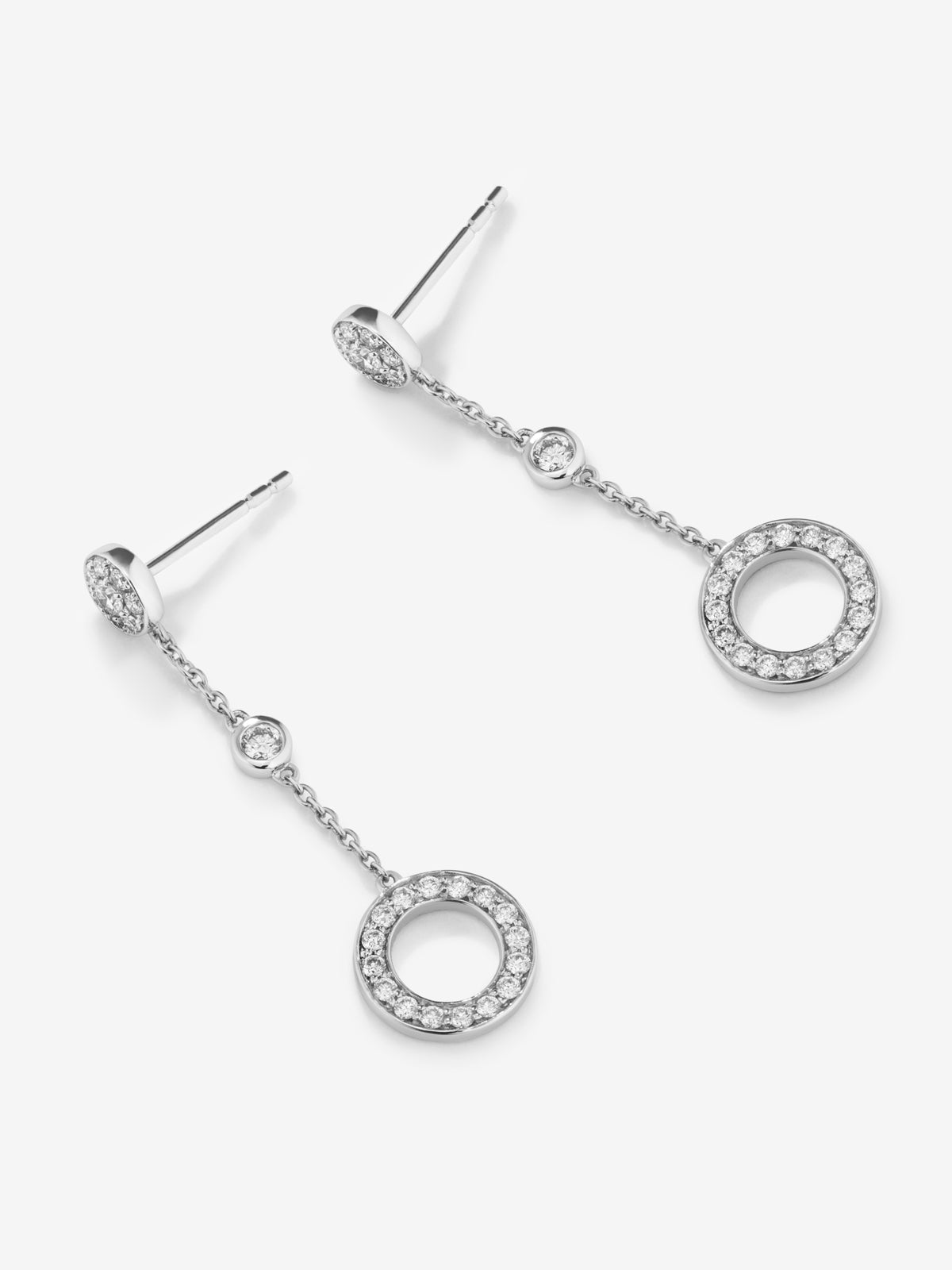 Pendientes largos de cadena de oro blanco de 18kt con motivos circulares con diamantes