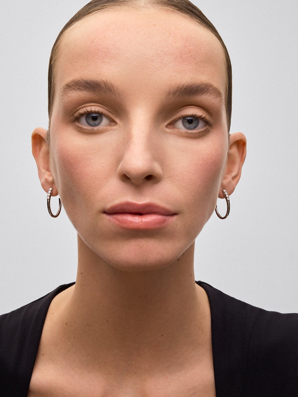 Pendientes de aro de oro blanco de 18K con diamantes en talla brillante con un total de 0,49 cts