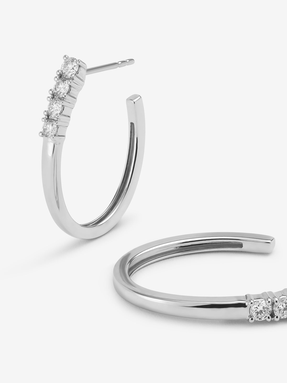Pendientes de aro de oro blanco de 18K con diamantes en talla brillante con un total de 0,49 cts