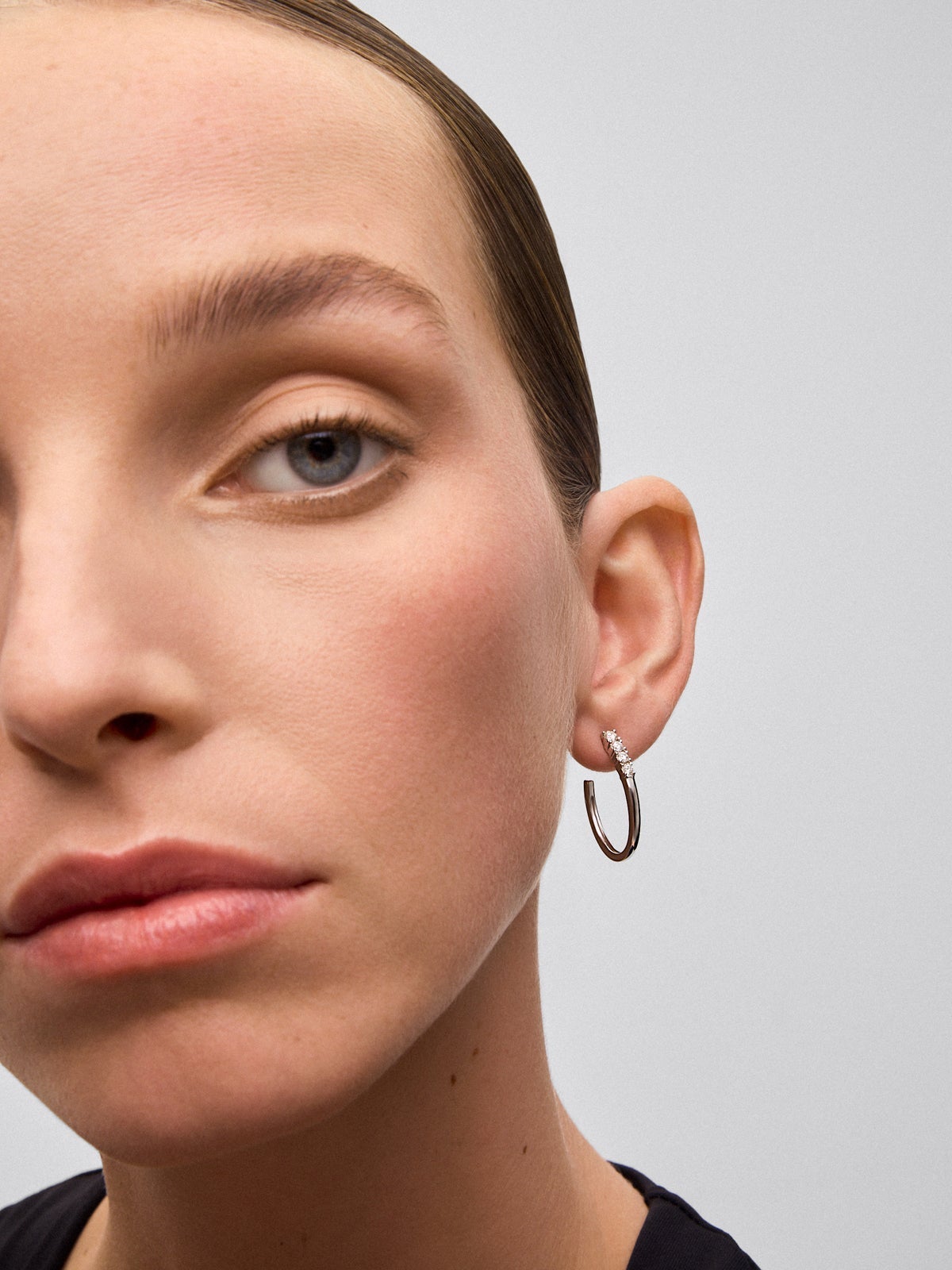 Pendientes de aro de oro blanco de 18K con diamantes en talla brillante con un total de 0,49 cts