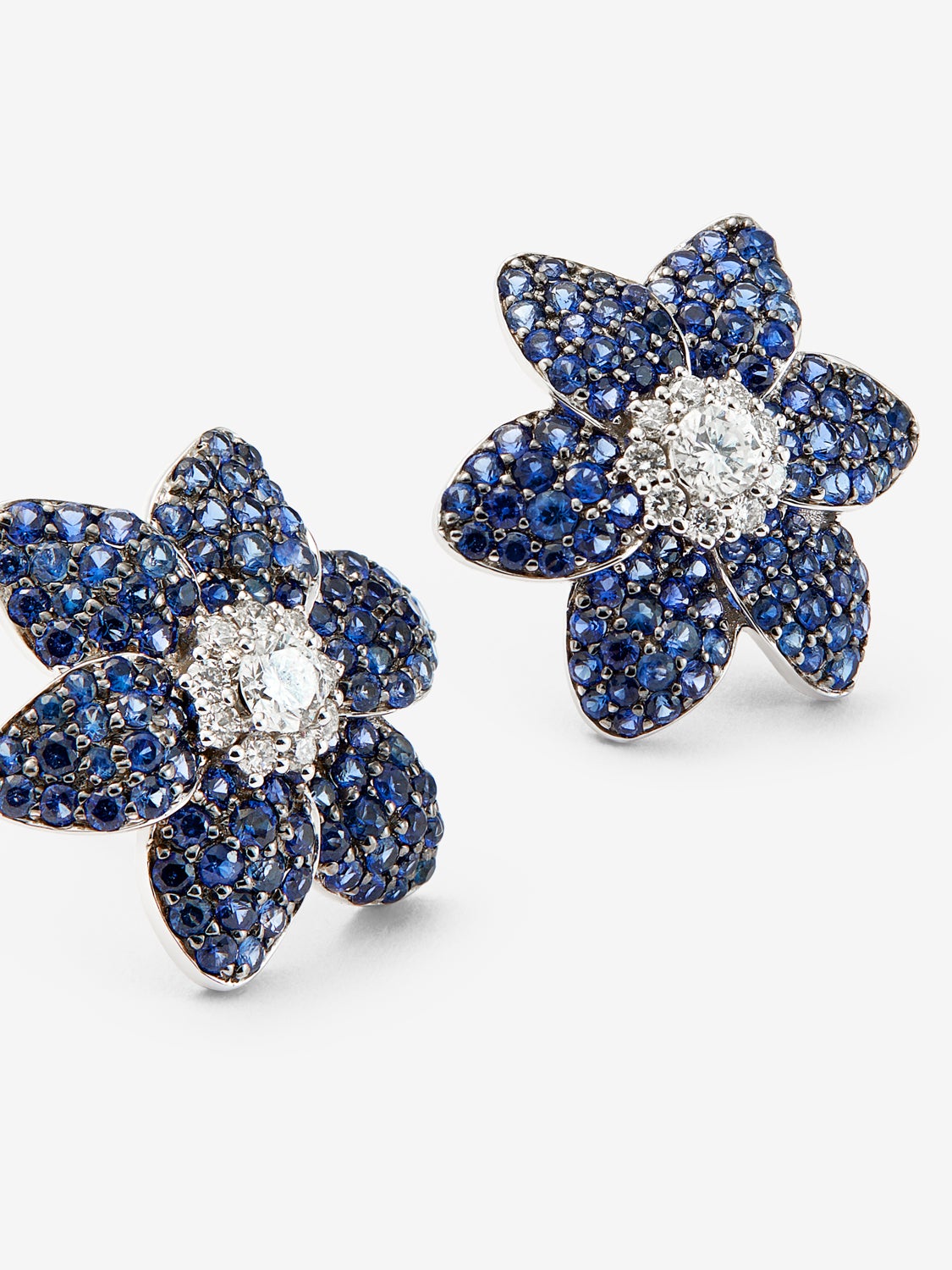 Pendientes de oro blanco de 18K con 190 zafiros azules en talla brillante con un total de 2 cts y 20 diamantes blancos en talla brillante con un total de 0,42 cts