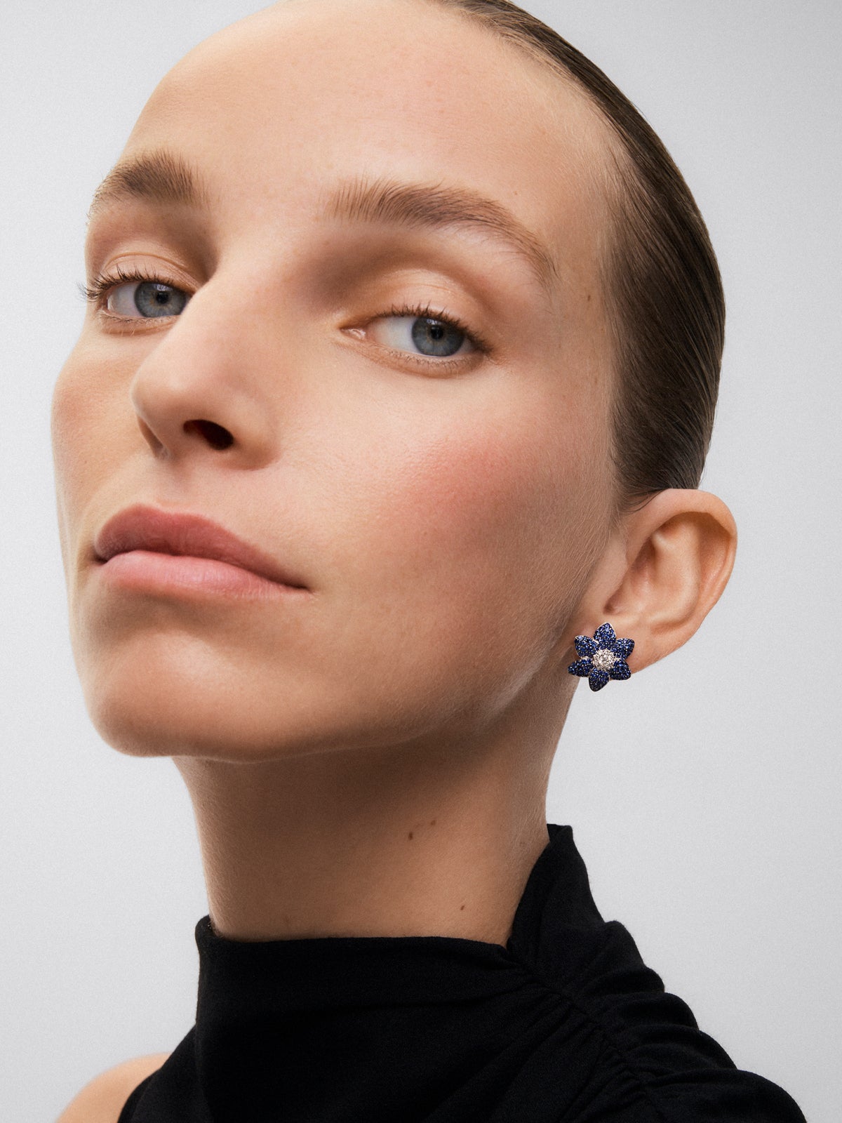 Pendientes de oro blanco de 18K con 190 zafiros azules en talla brillante con un total de 2 cts y 20 diamantes blancos en talla brillante con un total de 0,42 cts