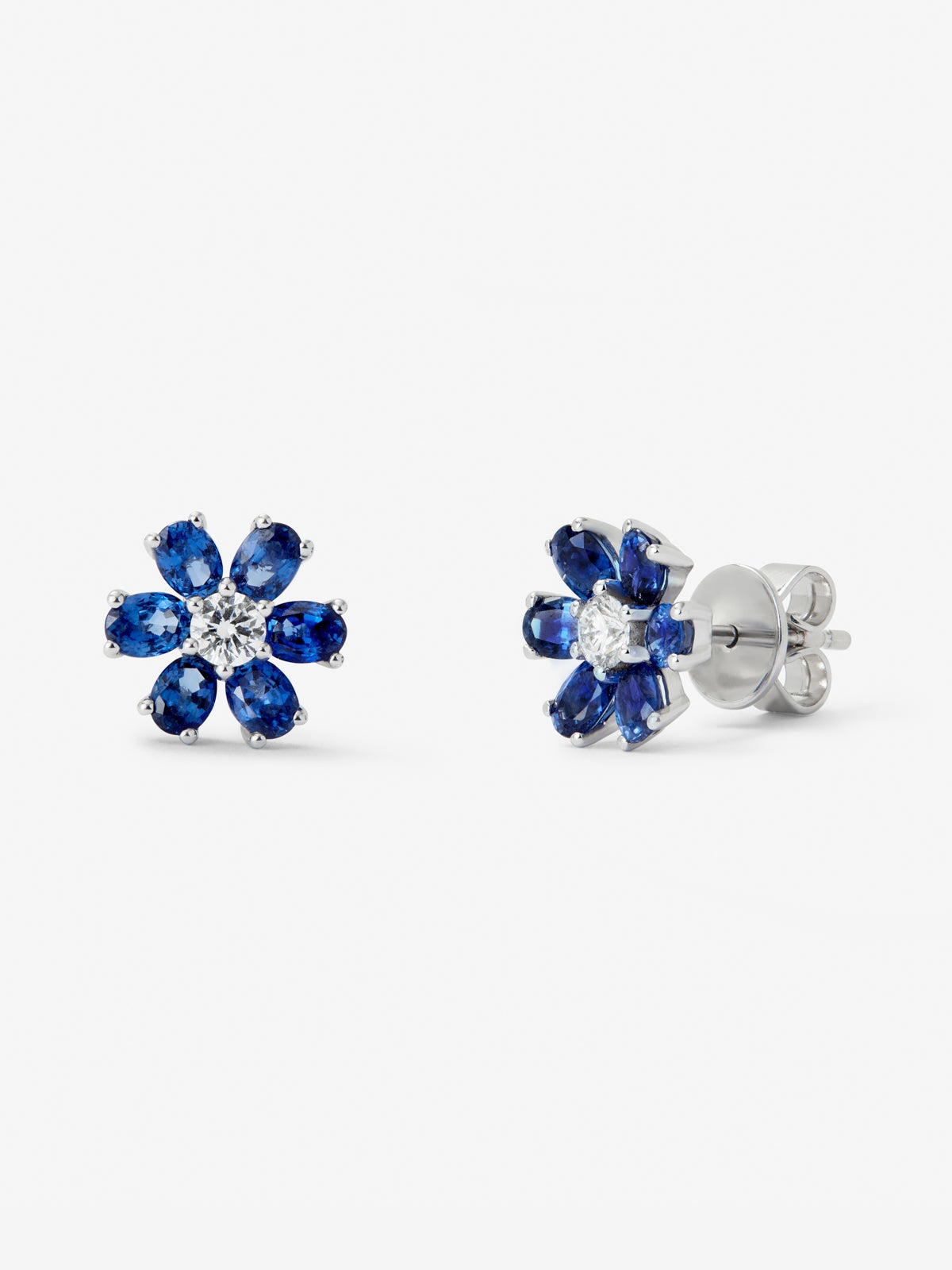 Pendientes de oro blanco de 18K con zafiros azules en talla oval de 1,63 cts y diamante en talla brillante de 0,22 cts