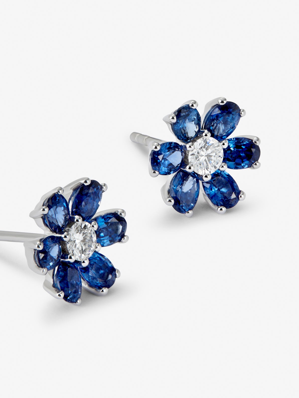 Pendientes de oro blanco de 18K con zafiros azules en talla oval de 1,63 cts y diamante en talla brillante de 0,22 cts