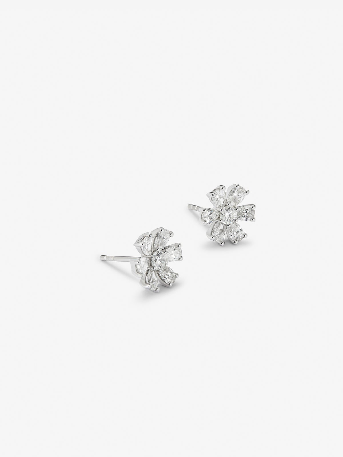 Pendientes flor de oro blanco de 18K con 2 diamantes en talla brillante con un total de 0,12 cts y 12 diamantes en talla pera con un total de 0,6 cts