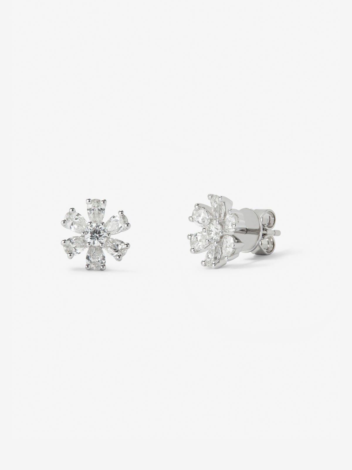 Pendientes de oro blanco de 18K con 2 diamantes en talla brillante con un total de 0,22 cts y 12 en talla pera con un total de 1,2 cts