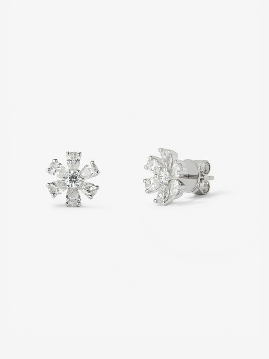 Pendientes de oro blanco de 18K con 2 diamantes en talla brillante con un total de 0,22 cts y 12 en talla pera con un total de 1,2 cts