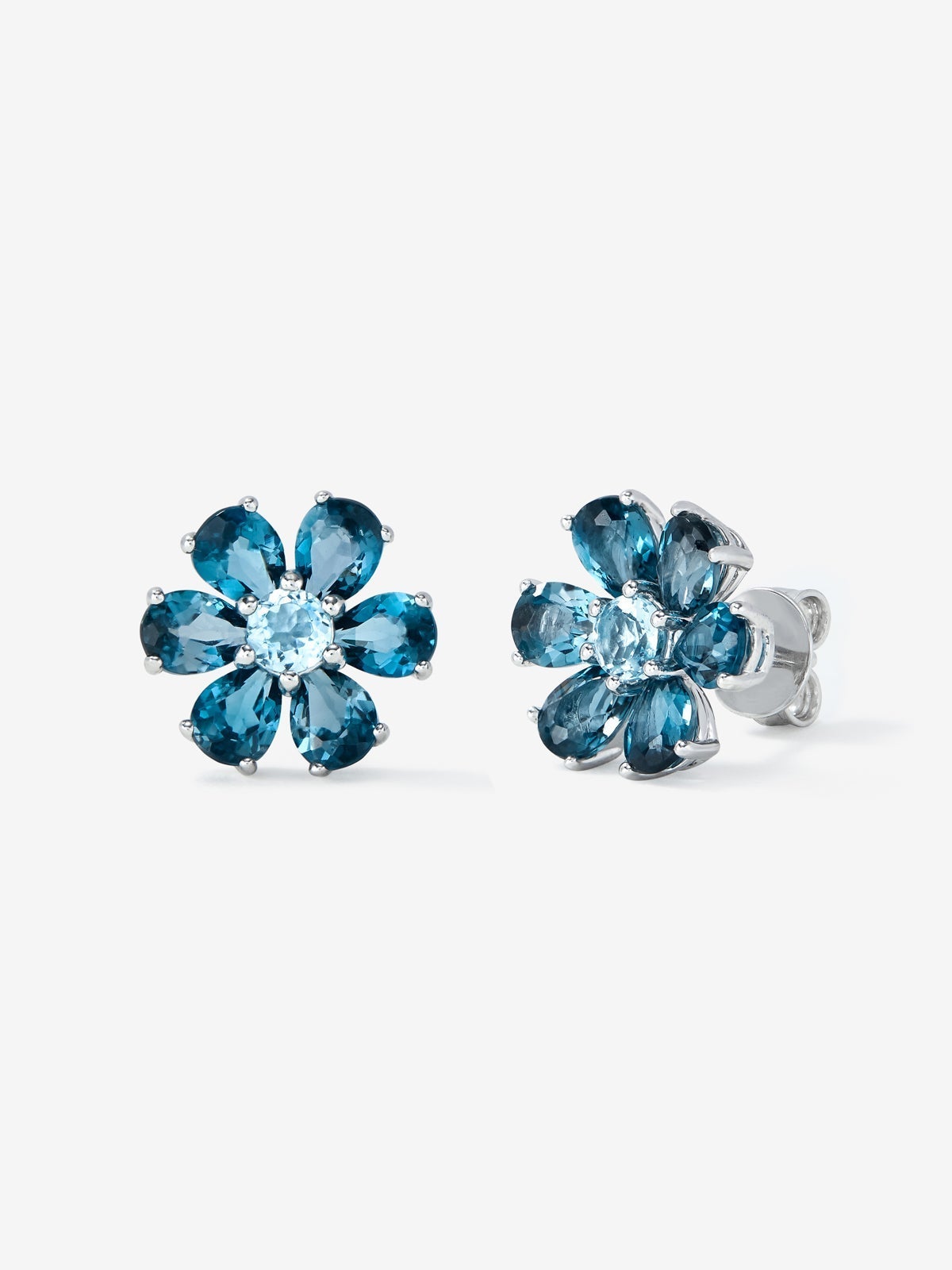Pendientes de plata 925 con 2 topacios azul london en talla brillante con un total de 0,22 cts y 12 topacios azul swiss en talla pera con un total de 3,6 cts