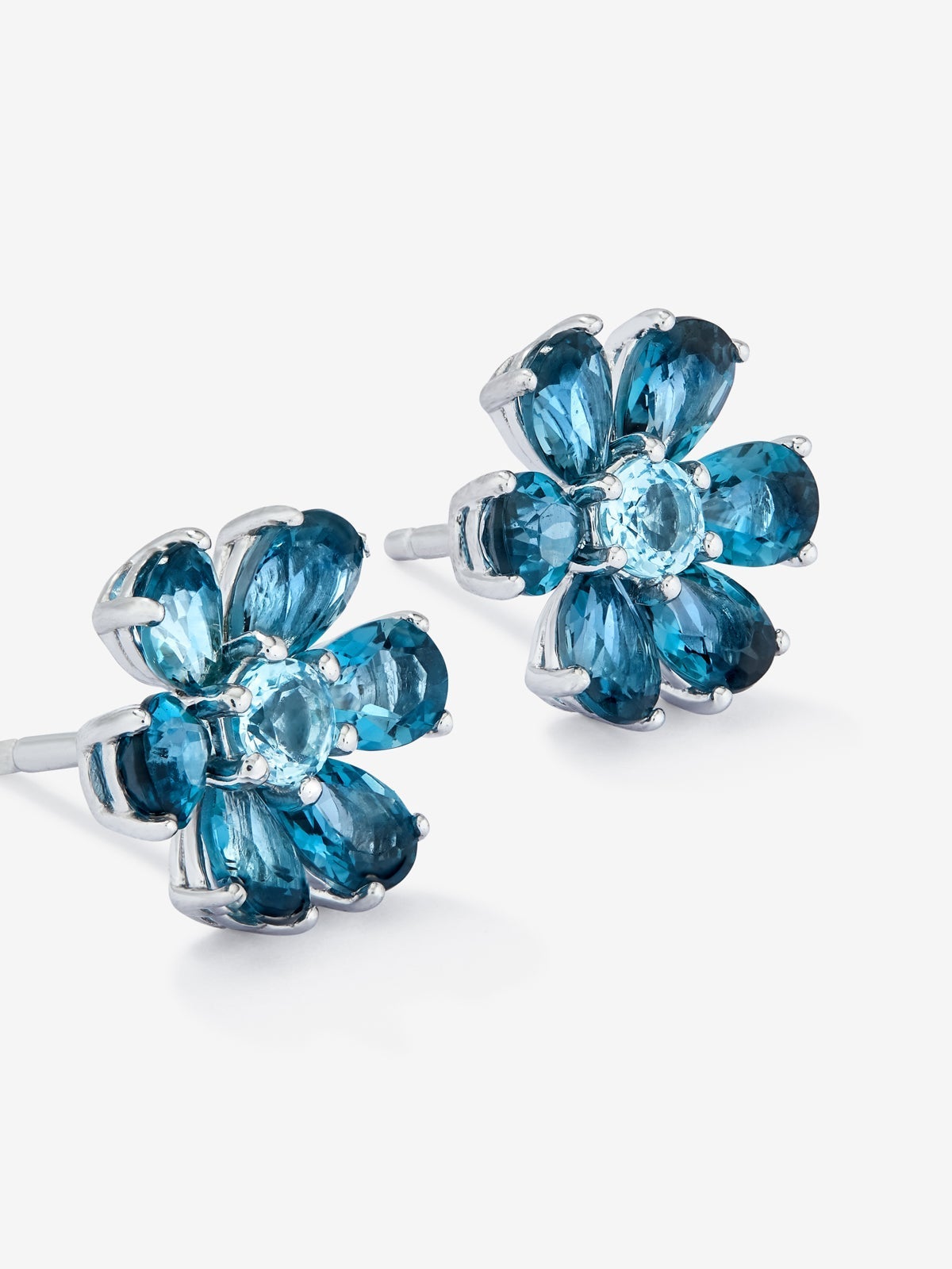 Pendientes de plata 925 con 2 topacios azul london en talla brillante con un total de 0,22 cts y 12 topacios azul swiss en talla pera con un total de 3,6 cts