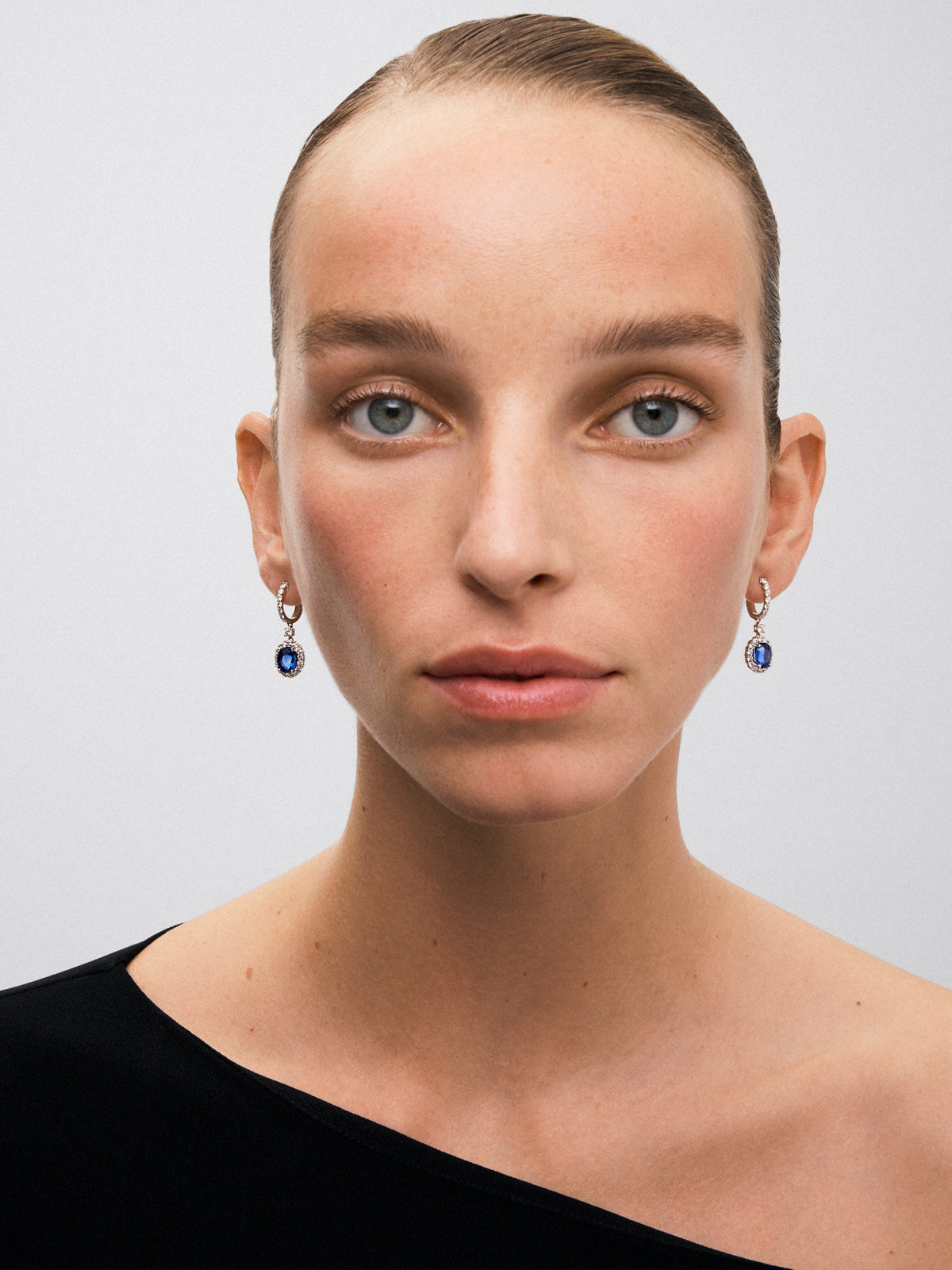 Pendientes de oro blanco de 18K con zafiros azul royal en talla oval de 4,16 cts y diamantes blancos en talla brillante de 1,62 cts