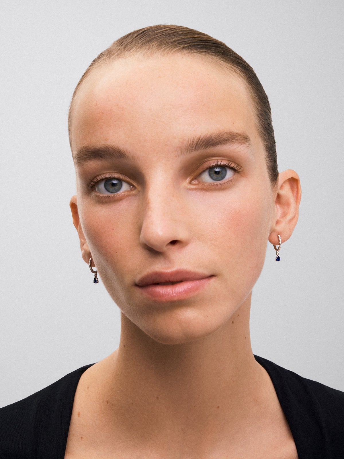 Pendientes de oro blanco de 18K con zafiro azul