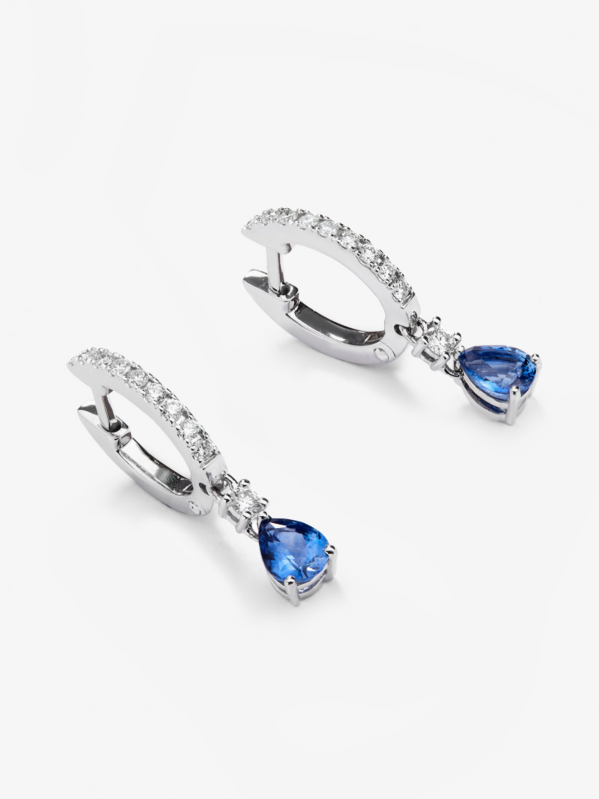 Pendientes de oro blanco de 18K con zafiro y diamantes blancos