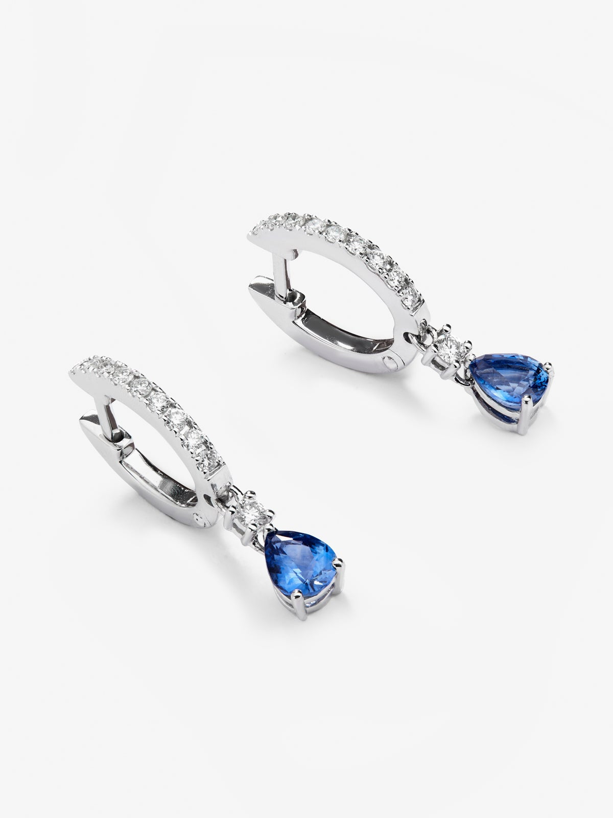 Pendientes de aro de oro blanco de 18K con zafiros azules en talla pera de 0,51 cts y diamantes blancos en talla brillante de 0,29 cts