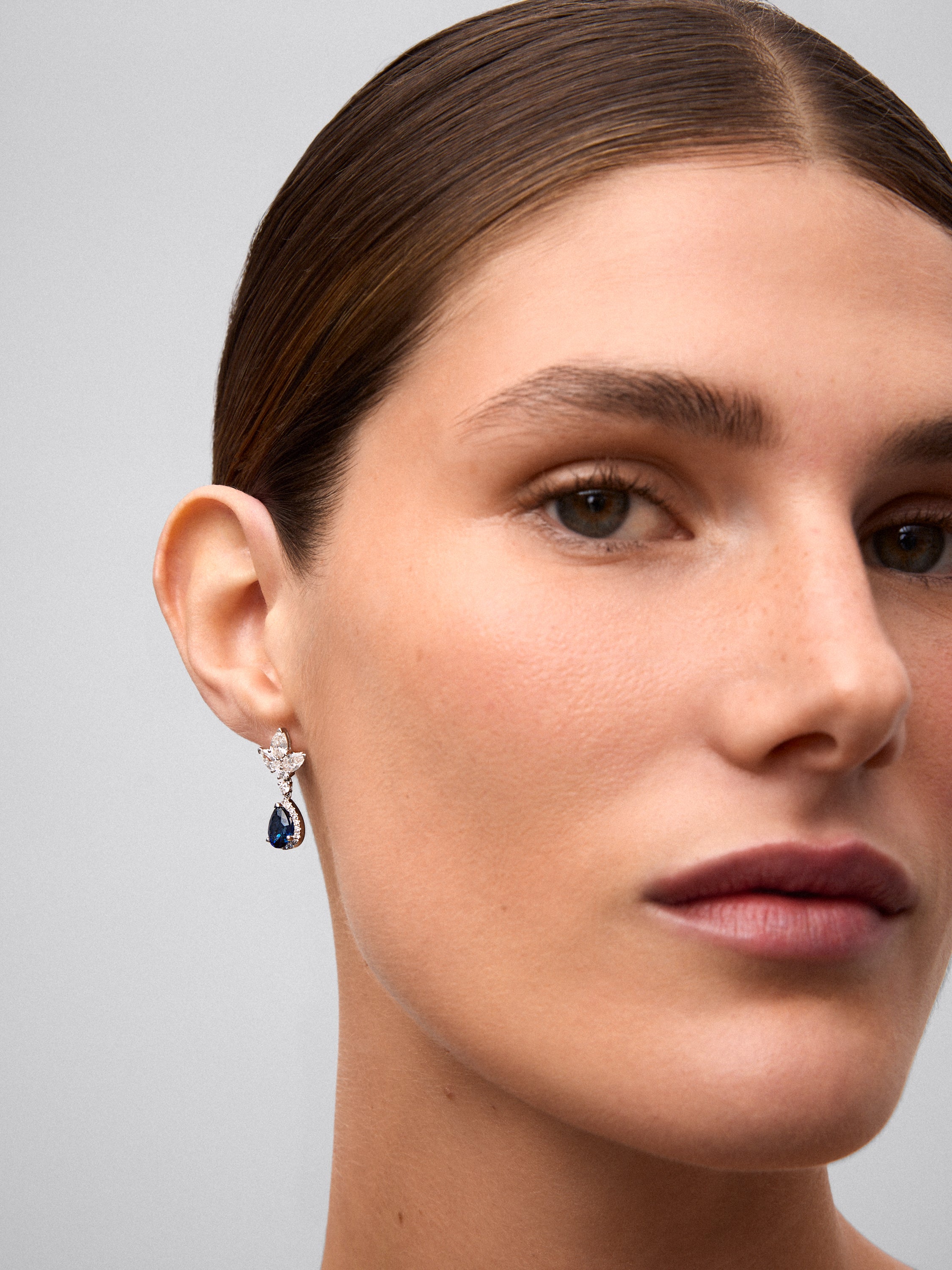 Pendientes de oro blanco de 18K con 2 zafiros rosas en talla pera con un total de 5,25 cts, 6 diamantes en talla con un total de 1,2 cts y 4 en talla brillante con un total de 0,14 cts