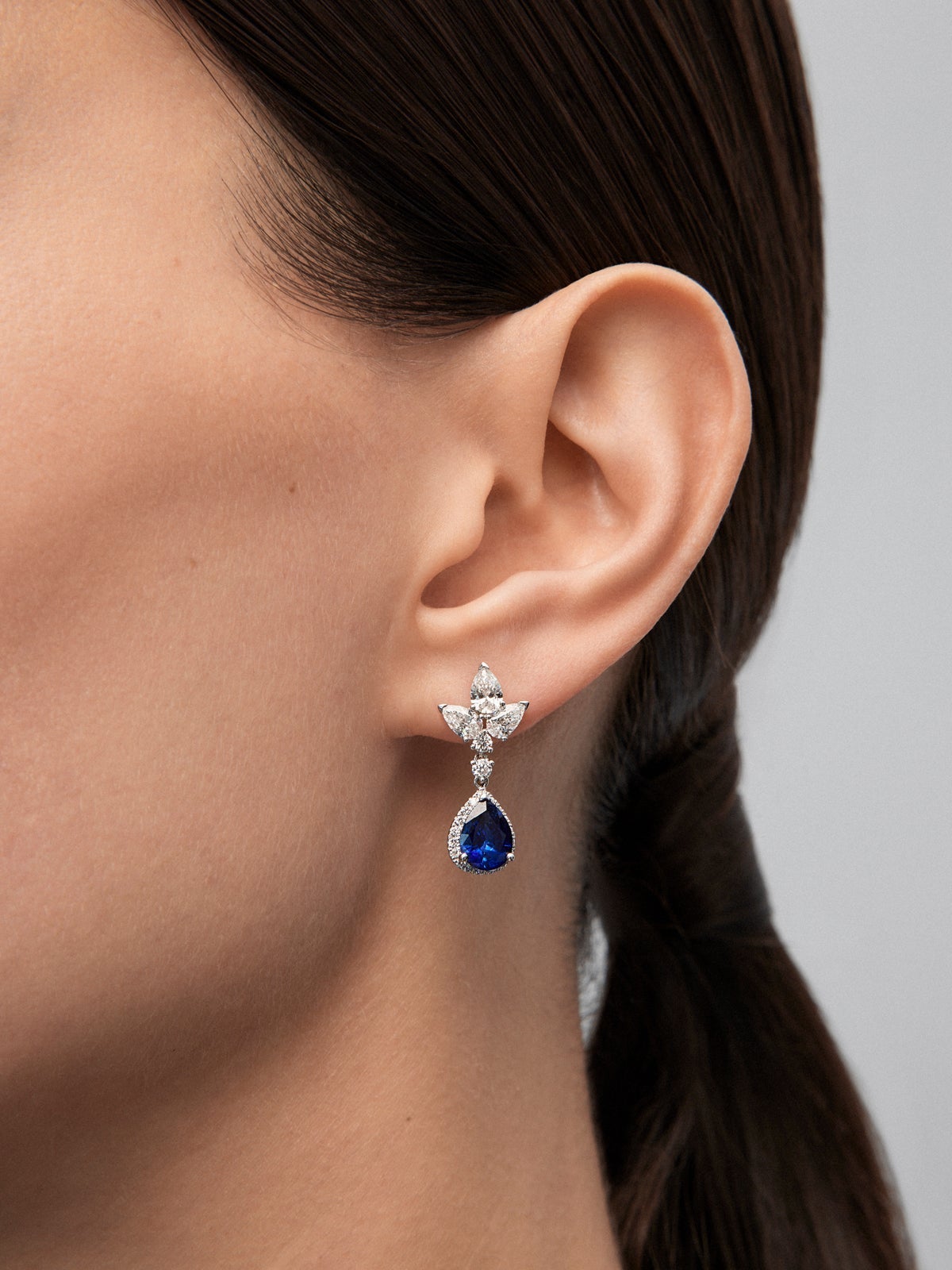 Pendientes de oro blanco de 18K con 2 zafiros rosas en talla pera con un total de 5,25 cts, 6 diamantes en talla con un total de 1,2 cts y 4 en talla brillante con un total de 0,14 cts