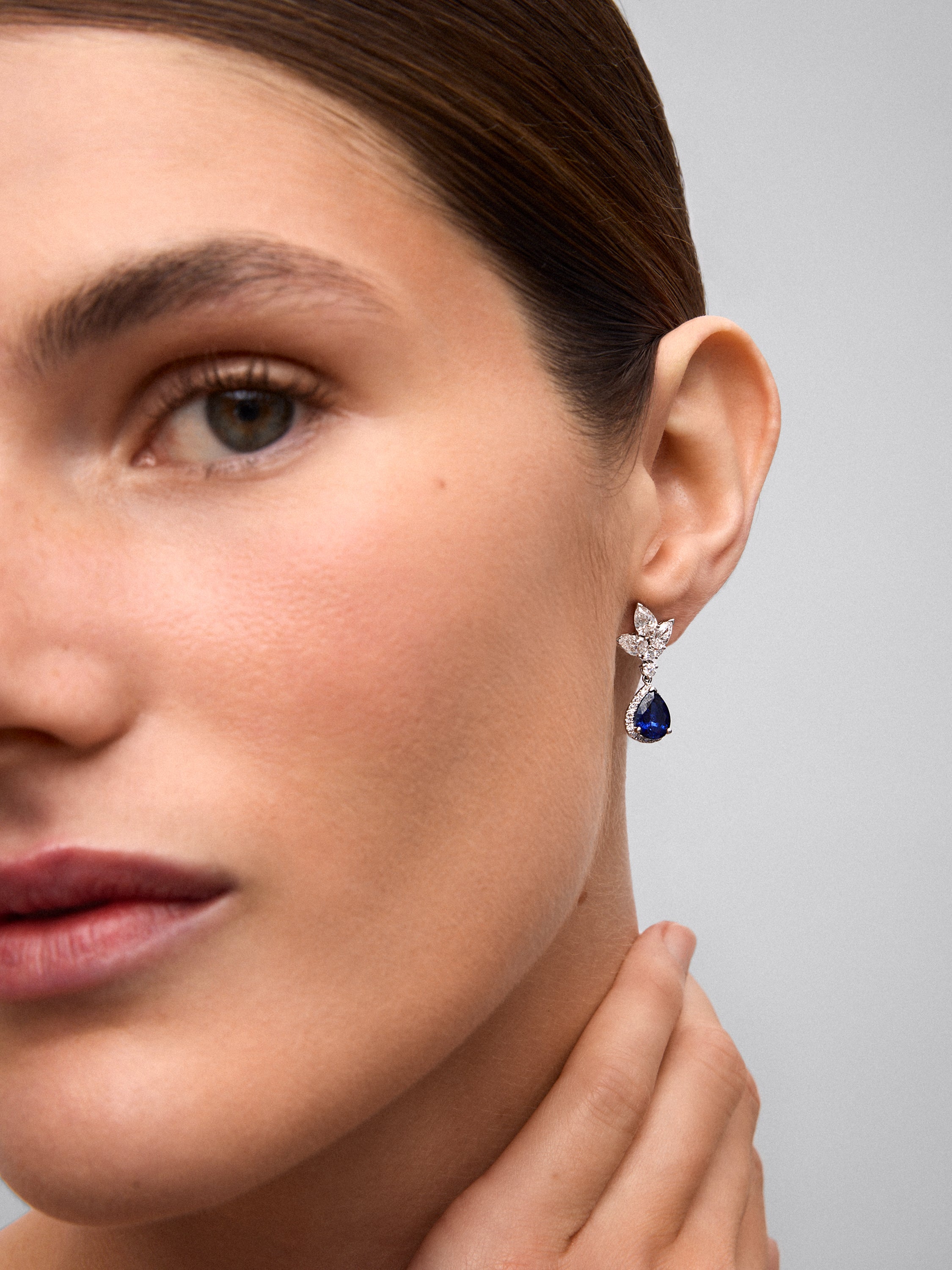 Pendientes de oro blanco de 18K con 2 zafiros rosas en talla pera con un total de 5,25 cts, 6 diamantes en talla con un total de 1,2 cts y 4 en talla brillante con un total de 0,14 cts
