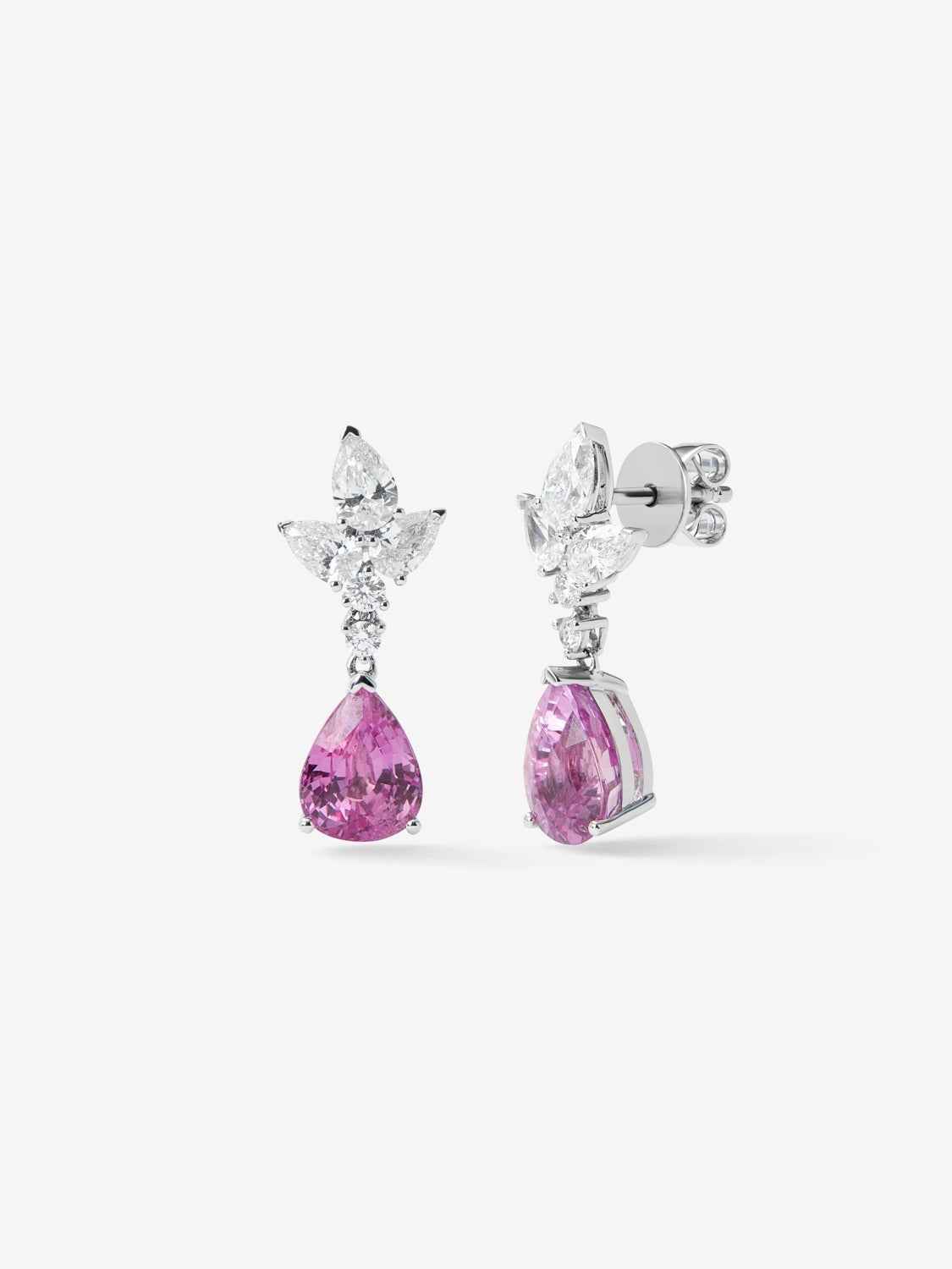 Pendientes de oro blanco de 18K con 2 zafiros rosas en talla pera con un total de 5,25 cts, 6 diamantes en talla con un total de 1,2 cts y 4 en talla brillante con un total de 0,14 cts