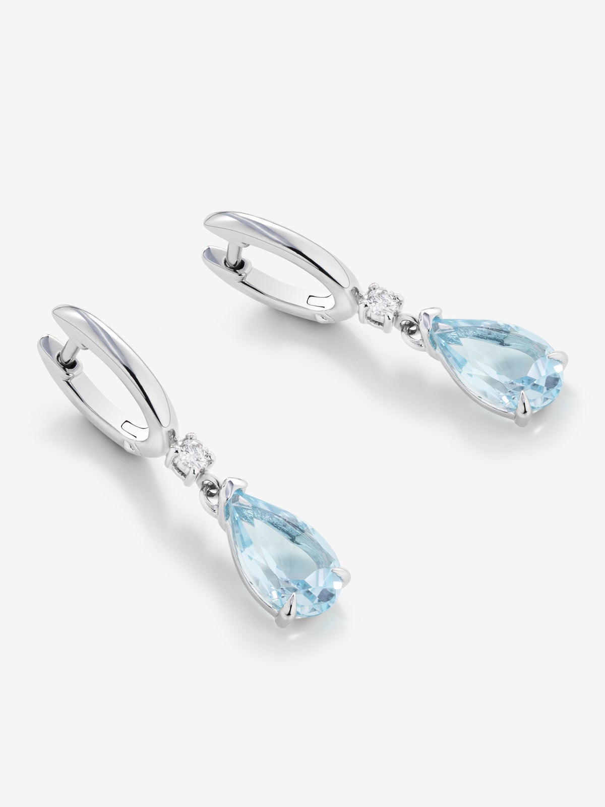 Pendientes largos de plata con topacios sky