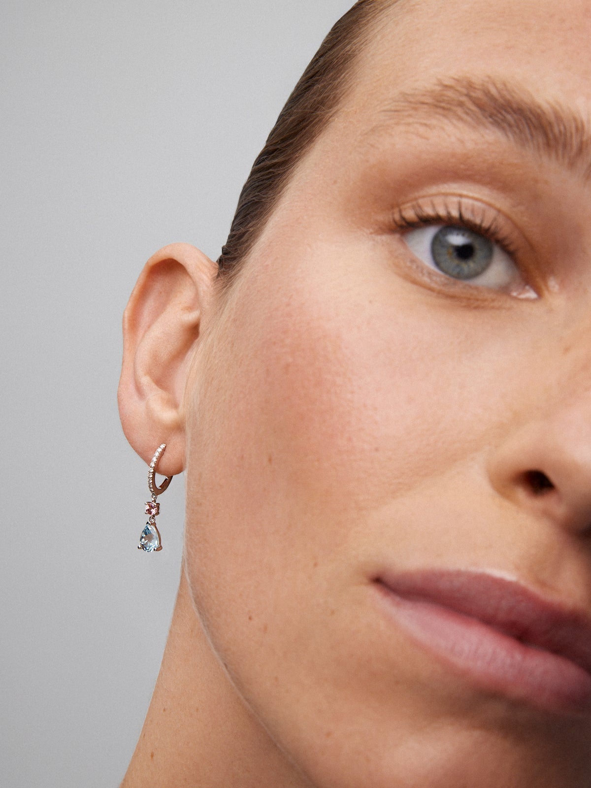 Pendientes de aro con colgante de oro blanco de 18K con aguamarina y turmalina